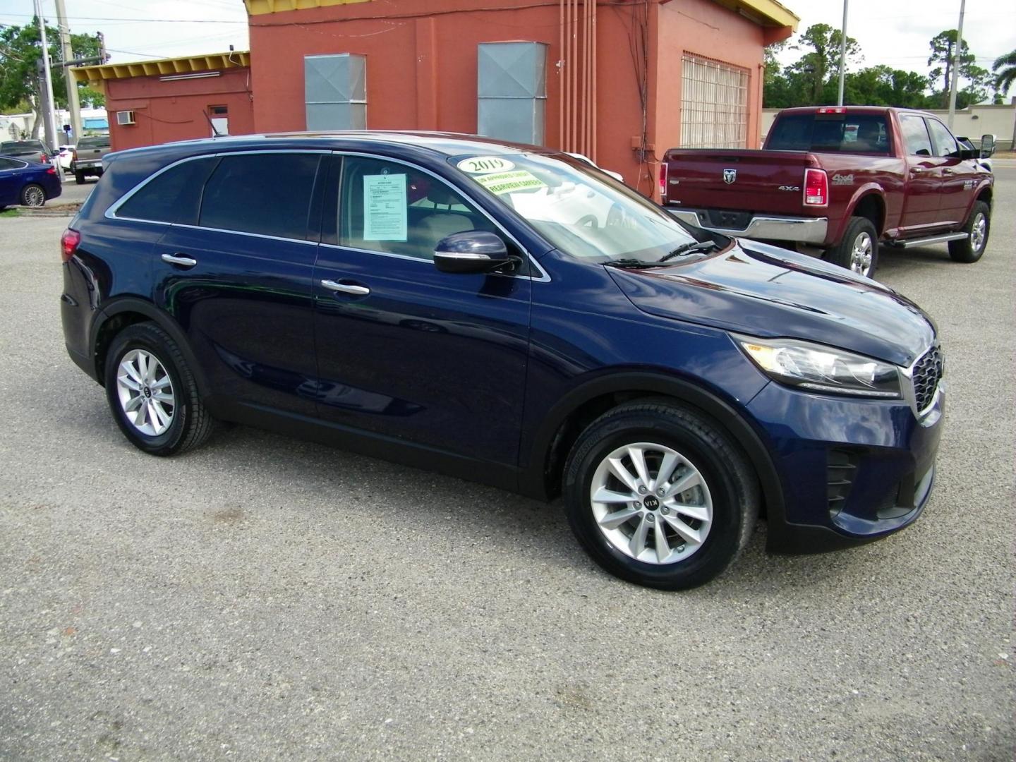2019 Blue /Beige Kia Sorento LX V6 2WD (5XYPG4A55KG) with an 3.3L V6 DOHC 24V engine, 6A transmission, located at 4000 Bee Ridge Road, Sarasota, FL, 34233, (941) 926-0300, 27.298664, -82.489151 - Photo#7