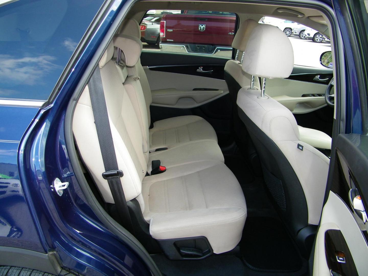 2019 Blue /Beige Kia Sorento LX V6 2WD (5XYPG4A55KG) with an 3.3L V6 DOHC 24V engine, 6A transmission, located at 4000 Bee Ridge Road, Sarasota, FL, 34233, (941) 926-0300, 27.298664, -82.489151 - Photo#12