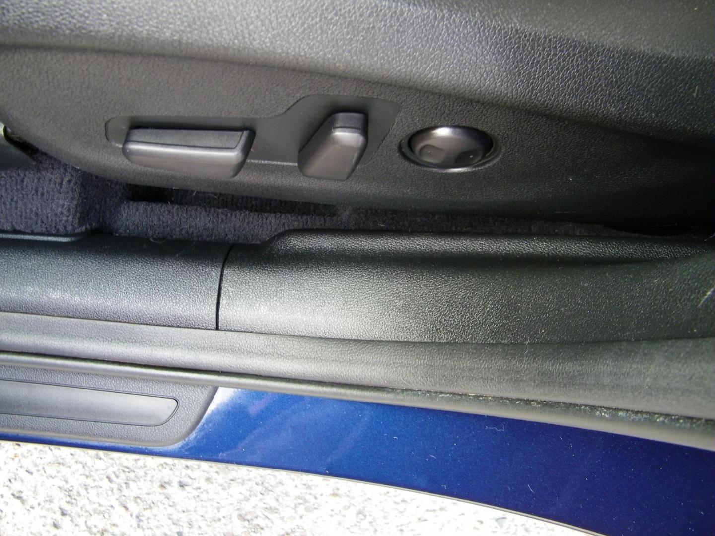 2019 Blue /Beige Kia Sorento LX V6 2WD (5XYPG4A55KG) with an 3.3L V6 DOHC 24V engine, 6A transmission, located at 4000 Bee Ridge Road, Sarasota, FL, 34233, (941) 926-0300, 27.298664, -82.489151 - Photo#17