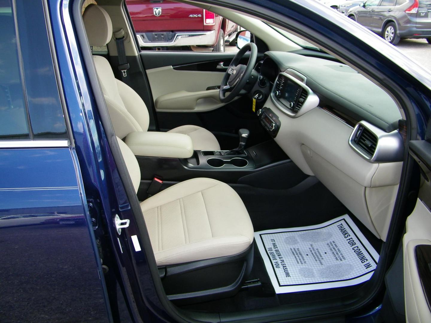 2019 Blue /Beige Kia Sorento LX V6 2WD (5XYPG4A55KG) with an 3.3L V6 DOHC 24V engine, 6A transmission, located at 4000 Bee Ridge Road, Sarasota, FL, 34233, (941) 926-0300, 27.298664, -82.489151 - Photo#15