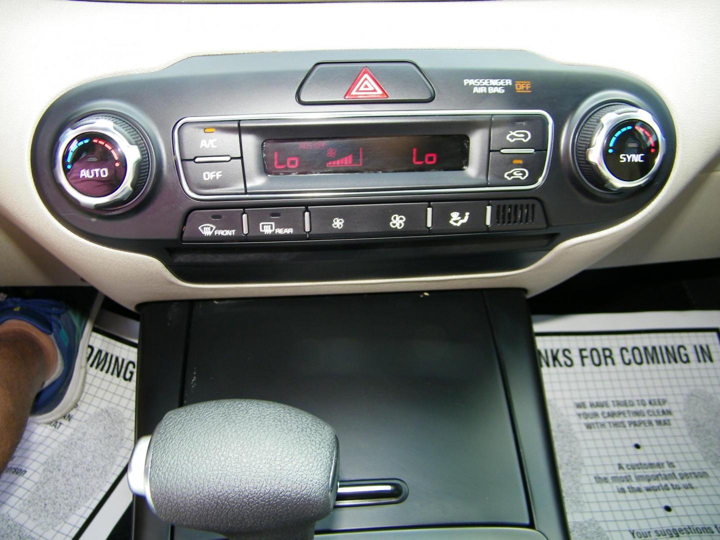 2019 Blue /Beige Kia Sorento LX V6 2WD (5XYPG4A55KG) with an 3.3L V6 DOHC 24V engine, 6A transmission, located at 4000 Bee Ridge Road, Sarasota, FL, 34233, (941) 926-0300, 27.298664, -82.489151 - Photo#22