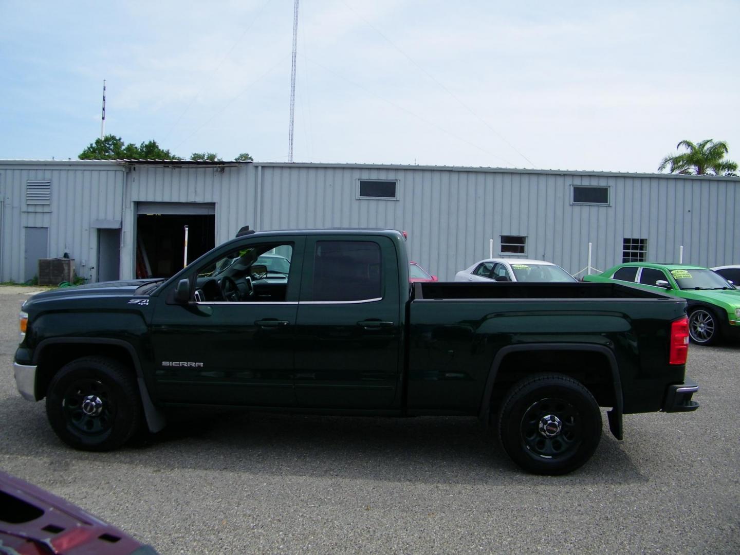 2015 Green /Black GMC Sierra 1500 SLE Double Cab 4WD (1GTV2UEC0FZ) with an 5.3L V8 OHV 16V engine, 6-Speed Automatic transmission, located at 4000 Bee Ridge Road, Sarasota, FL, 34233, (941) 926-0300, 27.298664, -82.489151 - Photo#2