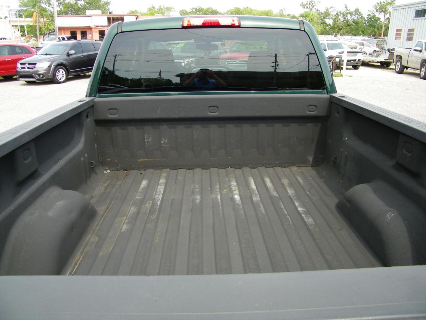 2015 Green /Black GMC Sierra 1500 SLE Double Cab 4WD (1GTV2UEC0FZ) with an 5.3L V8 OHV 16V engine, 6-Speed Automatic transmission, located at 4000 Bee Ridge Road, Sarasota, FL, 34233, (941) 926-0300, 27.298664, -82.489151 - Photo#5