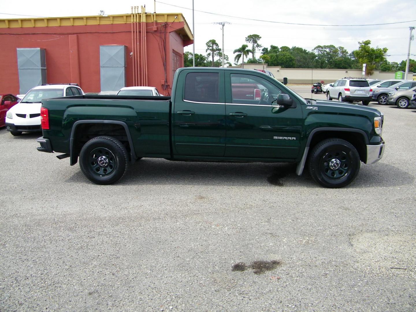 2015 Green /Black GMC Sierra 1500 SLE Double Cab 4WD (1GTV2UEC0FZ) with an 5.3L V8 OHV 16V engine, 6-Speed Automatic transmission, located at 4000 Bee Ridge Road, Sarasota, FL, 34233, (941) 926-0300, 27.298664, -82.489151 - Photo#7