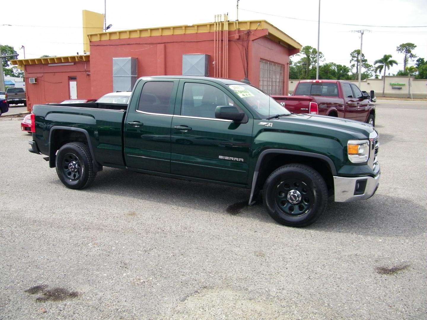 2015 Green /Black GMC Sierra 1500 SLE Double Cab 4WD (1GTV2UEC0FZ) with an 5.3L V8 OHV 16V engine, 6-Speed Automatic transmission, located at 4000 Bee Ridge Road, Sarasota, FL, 34233, (941) 926-0300, 27.298664, -82.489151 - Photo#8
