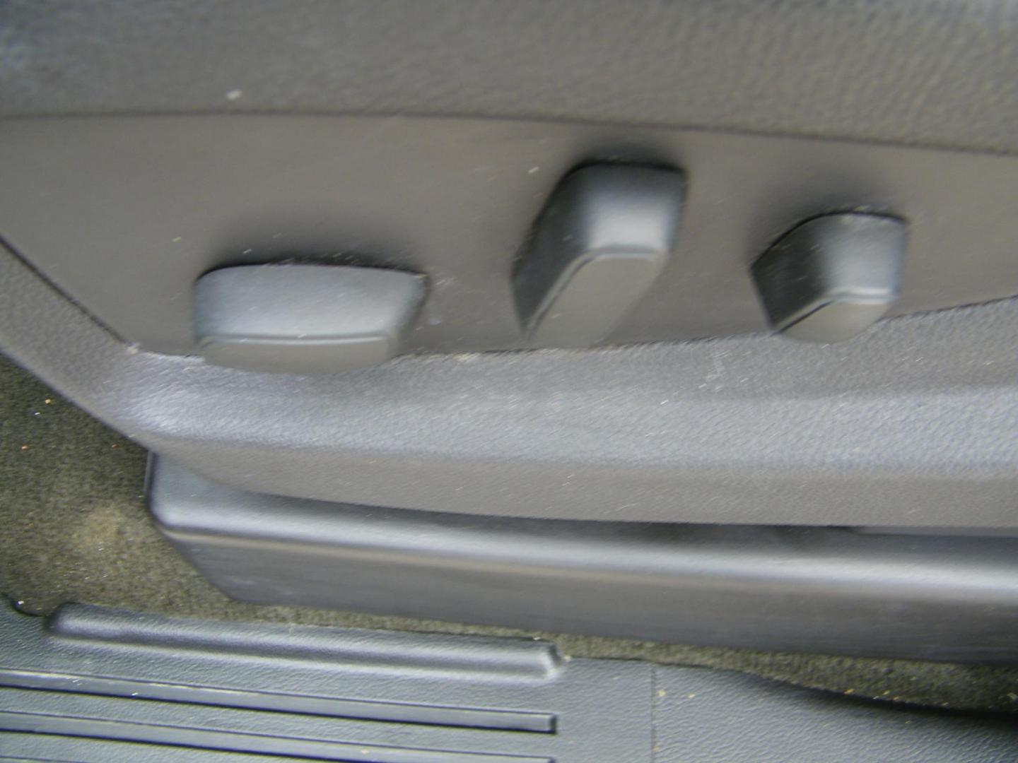 2015 Green /Black GMC Sierra 1500 SLE Double Cab 4WD (1GTV2UEC0FZ) with an 5.3L V8 OHV 16V engine, 6-Speed Automatic transmission, located at 4000 Bee Ridge Road, Sarasota, FL, 34233, (941) 926-0300, 27.298664, -82.489151 - Photo#16