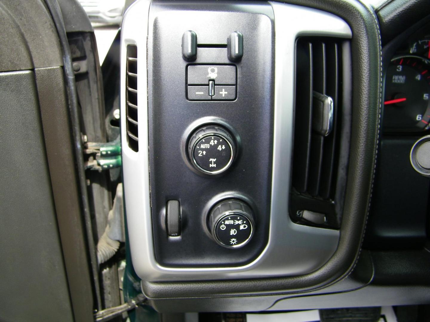 2015 Green /Black GMC Sierra 1500 SLE Double Cab 4WD (1GTV2UEC0FZ) with an 5.3L V8 OHV 16V engine, 6-Speed Automatic transmission, located at 4000 Bee Ridge Road, Sarasota, FL, 34233, (941) 926-0300, 27.298664, -82.489151 - Photo#17