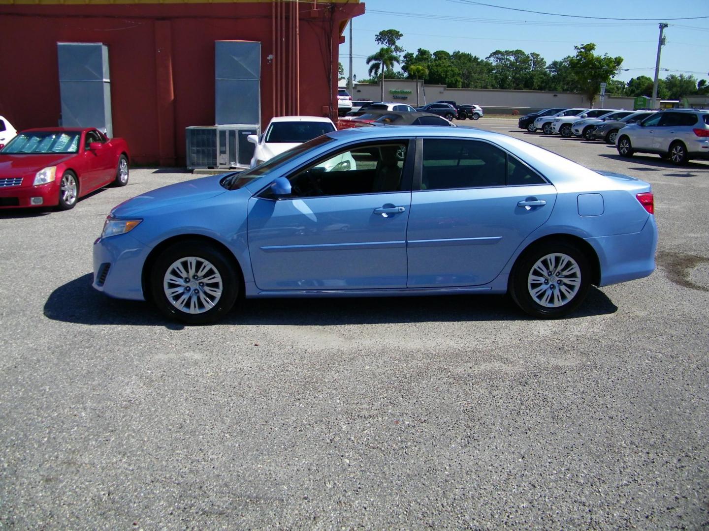 2013 Blue /Tan Toyota Camry SE (4T1BF1FKXDU) with an 2.5L L4 DOHC 16V engine, 6-Speed Automatic transmission, located at 4000 Bee Ridge Road, Sarasota, FL, 34233, (941) 926-0300, 27.298664, -82.489151 - Photo#2