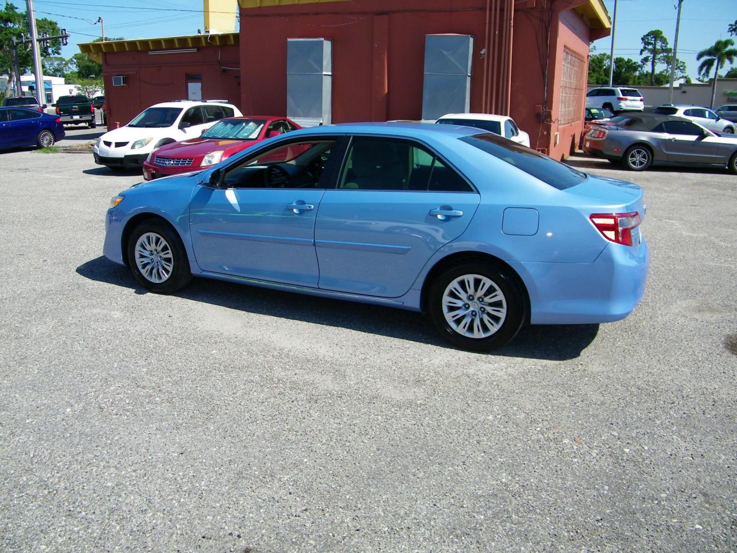 2013 Blue /Tan Toyota Camry SE (4T1BF1FKXDU) with an 2.5L L4 DOHC 16V engine, 6-Speed Automatic transmission, located at 4000 Bee Ridge Road, Sarasota, FL, 34233, (941) 926-0300, 27.298664, -82.489151 - Photo#3