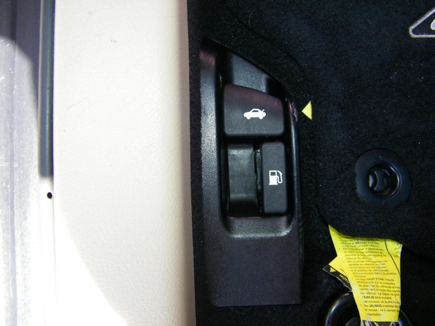 2013 Blue /Tan Toyota Camry SE (4T1BF1FKXDU) with an 2.5L L4 DOHC 16V engine, 6-Speed Automatic transmission, located at 4000 Bee Ridge Road, Sarasota, FL, 34233, (941) 926-0300, 27.298664, -82.489151 - Photo#8