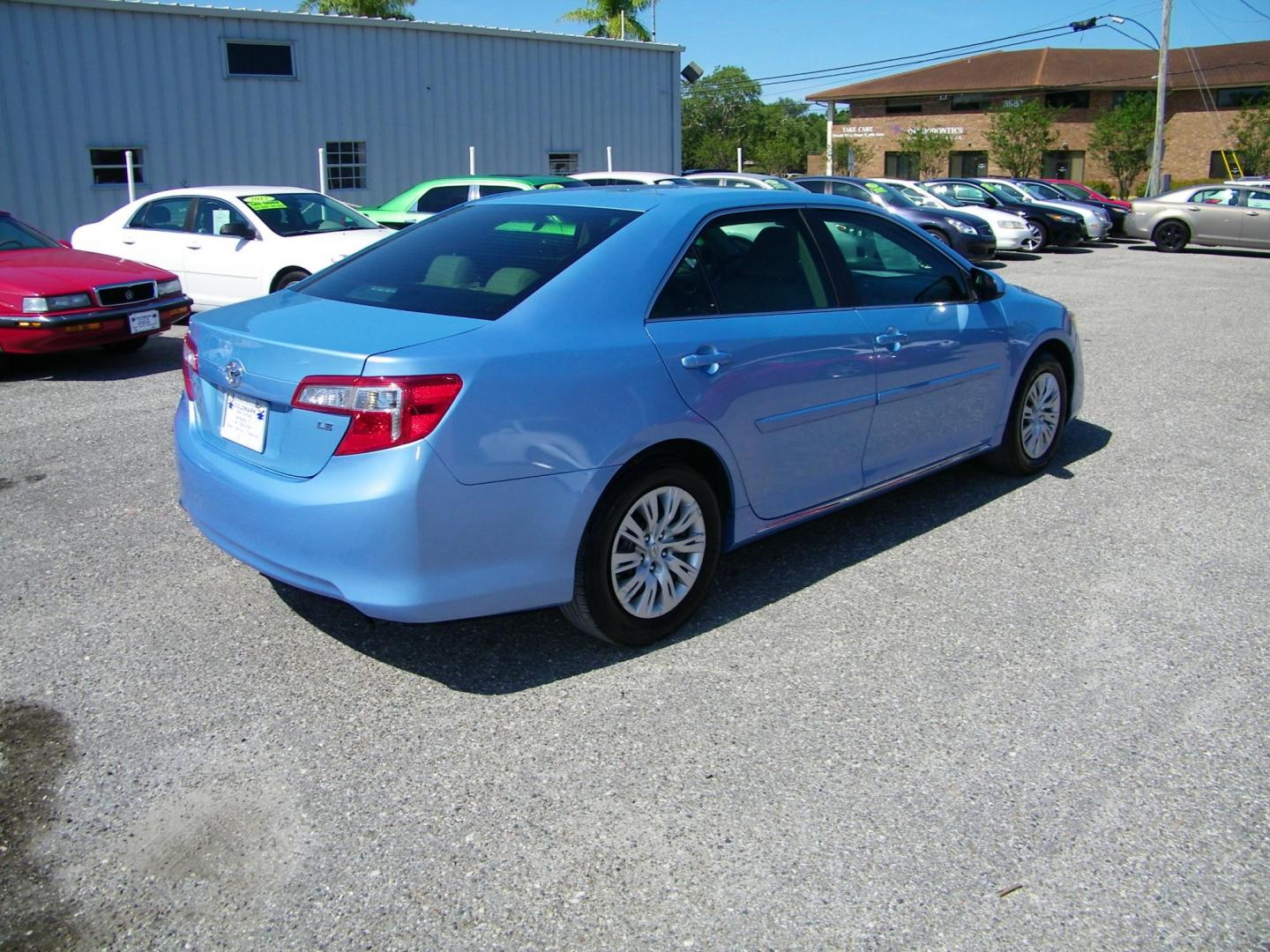 2013 Blue /Tan Toyota Camry SE (4T1BF1FKXDU) with an 2.5L L4 DOHC 16V engine, 6-Speed Automatic transmission, located at 4000 Bee Ridge Road, Sarasota, FL, 34233, (941) 926-0300, 27.298664, -82.489151 - Photo#5