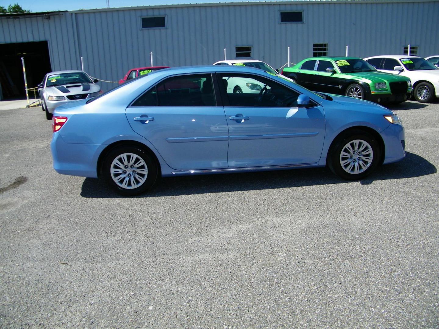 2013 Blue /Tan Toyota Camry SE (4T1BF1FKXDU) with an 2.5L L4 DOHC 16V engine, 6-Speed Automatic transmission, located at 4000 Bee Ridge Road, Sarasota, FL, 34233, (941) 926-0300, 27.298664, -82.489151 - Photo#6