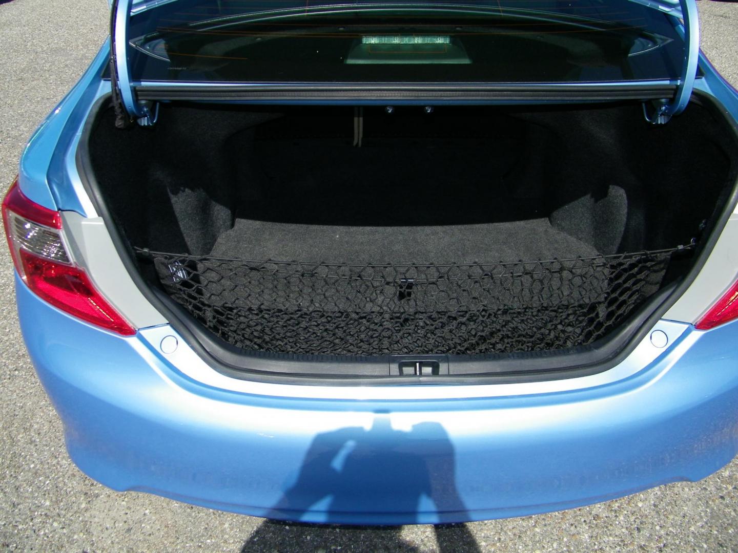 2013 Blue /Tan Toyota Camry SE (4T1BF1FKXDU) with an 2.5L L4 DOHC 16V engine, 6-Speed Automatic transmission, located at 4000 Bee Ridge Road, Sarasota, FL, 34233, (941) 926-0300, 27.298664, -82.489151 - Photo#13