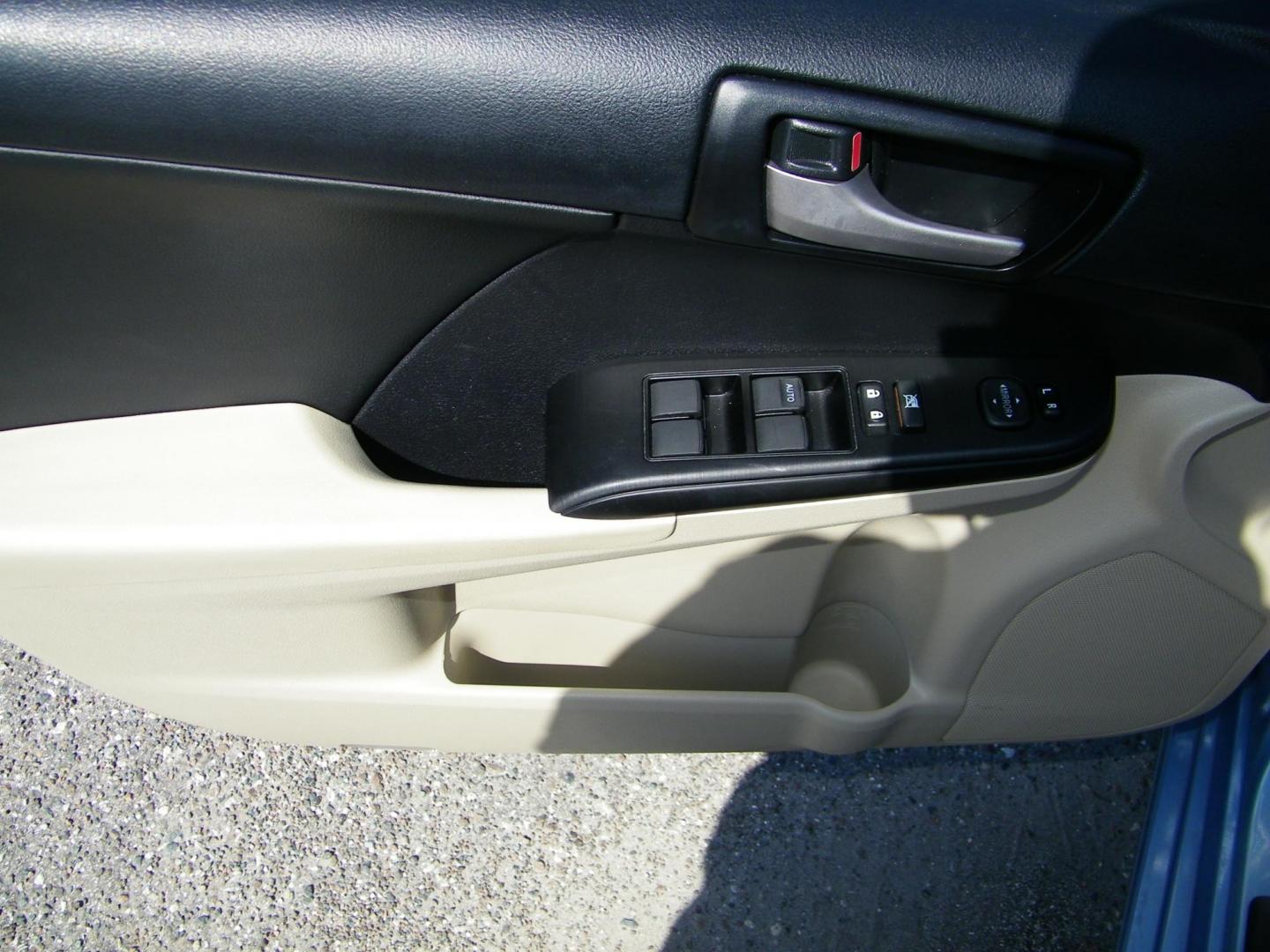 2013 Blue /Tan Toyota Camry SE (4T1BF1FKXDU) with an 2.5L L4 DOHC 16V engine, 6-Speed Automatic transmission, located at 4000 Bee Ridge Road, Sarasota, FL, 34233, (941) 926-0300, 27.298664, -82.489151 - Photo#17