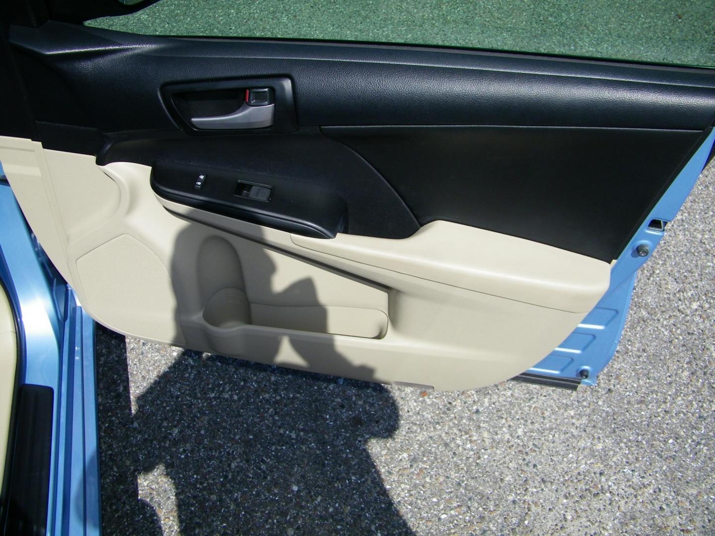 2013 Blue /Tan Toyota Camry SE (4T1BF1FKXDU) with an 2.5L L4 DOHC 16V engine, 6-Speed Automatic transmission, located at 4000 Bee Ridge Road, Sarasota, FL, 34233, (941) 926-0300, 27.298664, -82.489151 - Photo#15