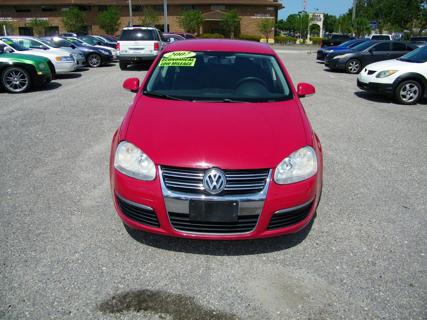 2007 Red /Black Volkswagen New Jetta Value Edition 2.5L (3VWPF71K57M) with an 2.5L L5 DOHC 20V engine, 5-Speed Manual Overdrive transmission, located at 4000 Bee Ridge Road, Sarasota, FL, 34233, (941) 926-0300, 27.298664, -82.489151 - Photo#1