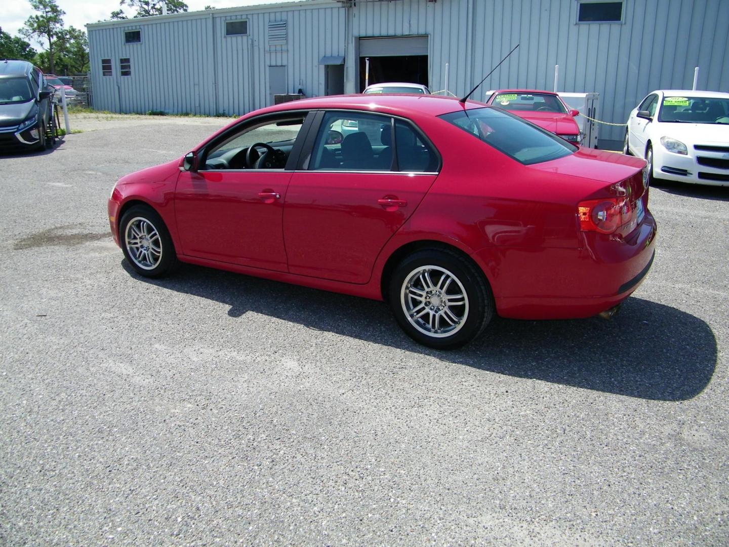 2007 Red /Black Volkswagen New Jetta Value Edition 2.5L (3VWPF71K57M) with an 2.5L L5 DOHC 20V engine, 5-Speed Manual Overdrive transmission, located at 4000 Bee Ridge Road, Sarasota, FL, 34233, (941) 926-0300, 27.298664, -82.489151 - Photo#3