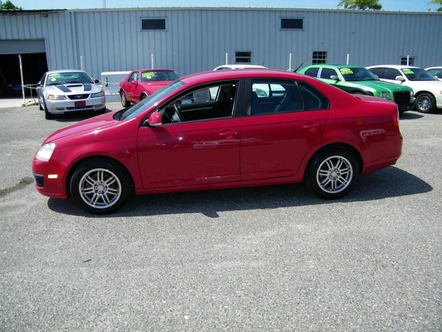 2007 Red /Black Volkswagen New Jetta Value Edition 2.5L (3VWPF71K57M) with an 2.5L L5 DOHC 20V engine, 5-Speed Manual Overdrive transmission, located at 4000 Bee Ridge Road, Sarasota, FL, 34233, (941) 926-0300, 27.298664, -82.489151 - Photo#2