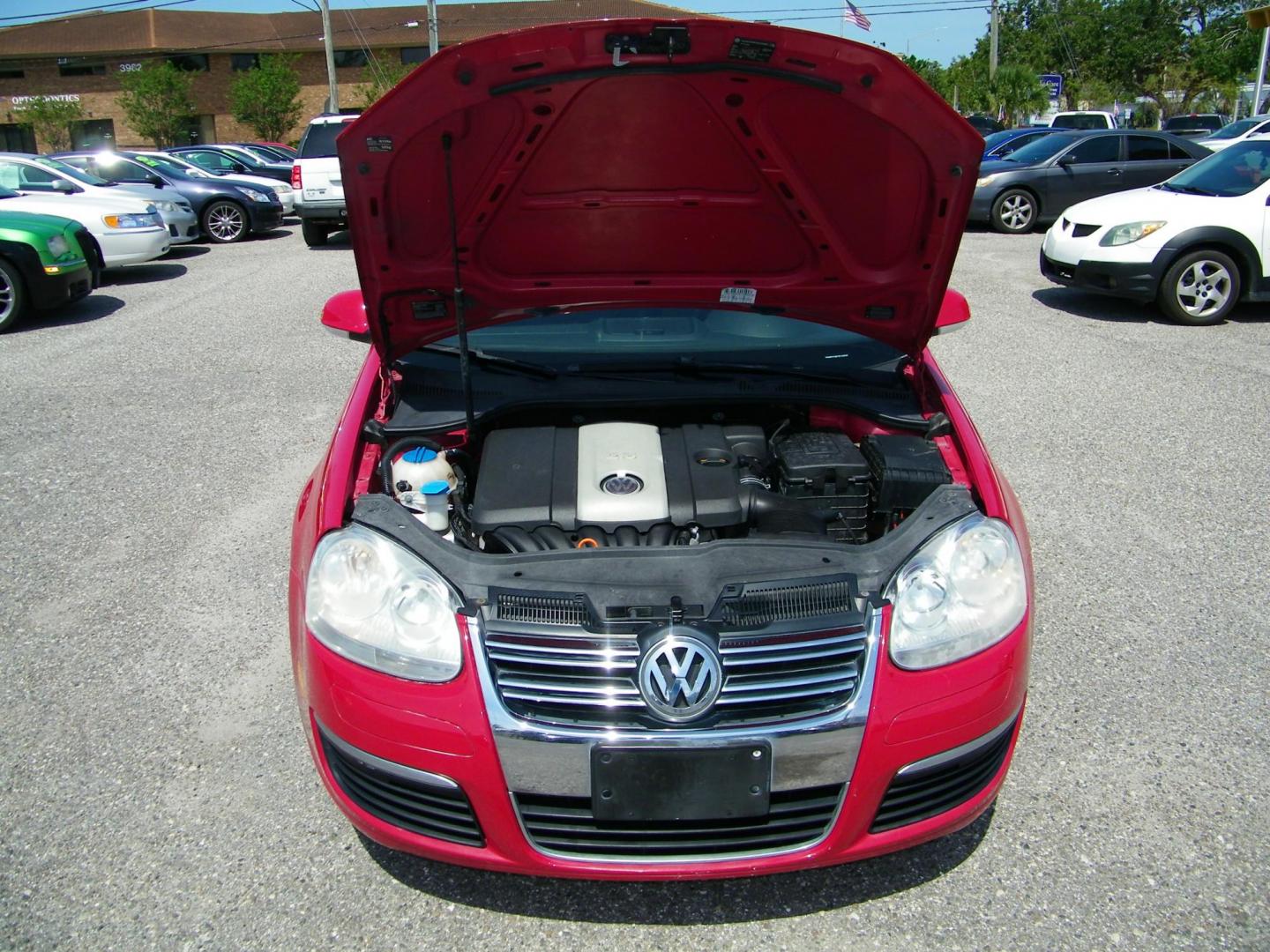 2007 Red /Black Volkswagen New Jetta Value Edition 2.5L (3VWPF71K57M) with an 2.5L L5 DOHC 20V engine, 5-Speed Manual Overdrive transmission, located at 4000 Bee Ridge Road, Sarasota, FL, 34233, (941) 926-0300, 27.298664, -82.489151 - Photo#8