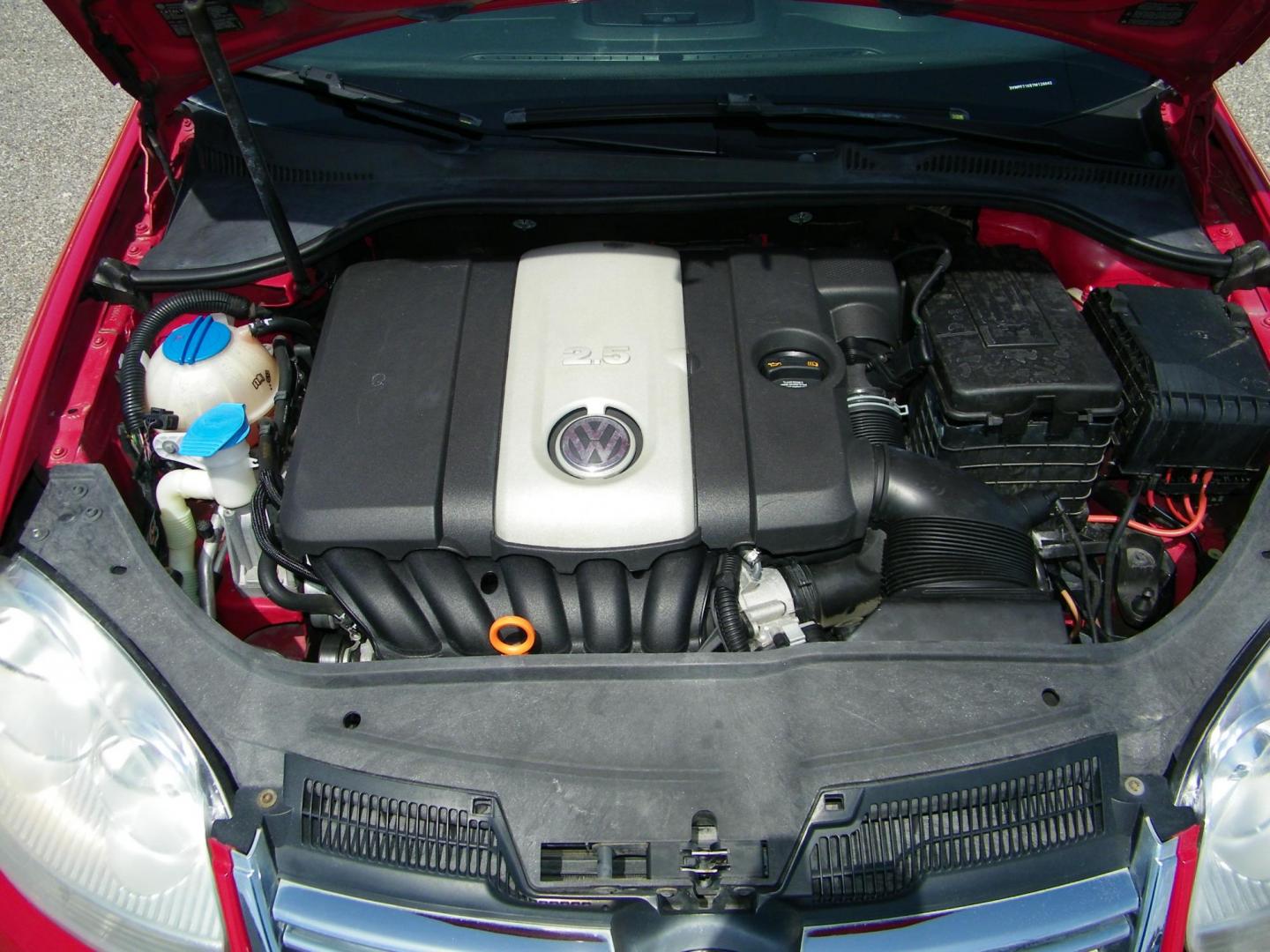 2007 Red /Black Volkswagen New Jetta Value Edition 2.5L (3VWPF71K57M) with an 2.5L L5 DOHC 20V engine, 5-Speed Manual Overdrive transmission, located at 4000 Bee Ridge Road, Sarasota, FL, 34233, (941) 926-0300, 27.298664, -82.489151 - Photo#9