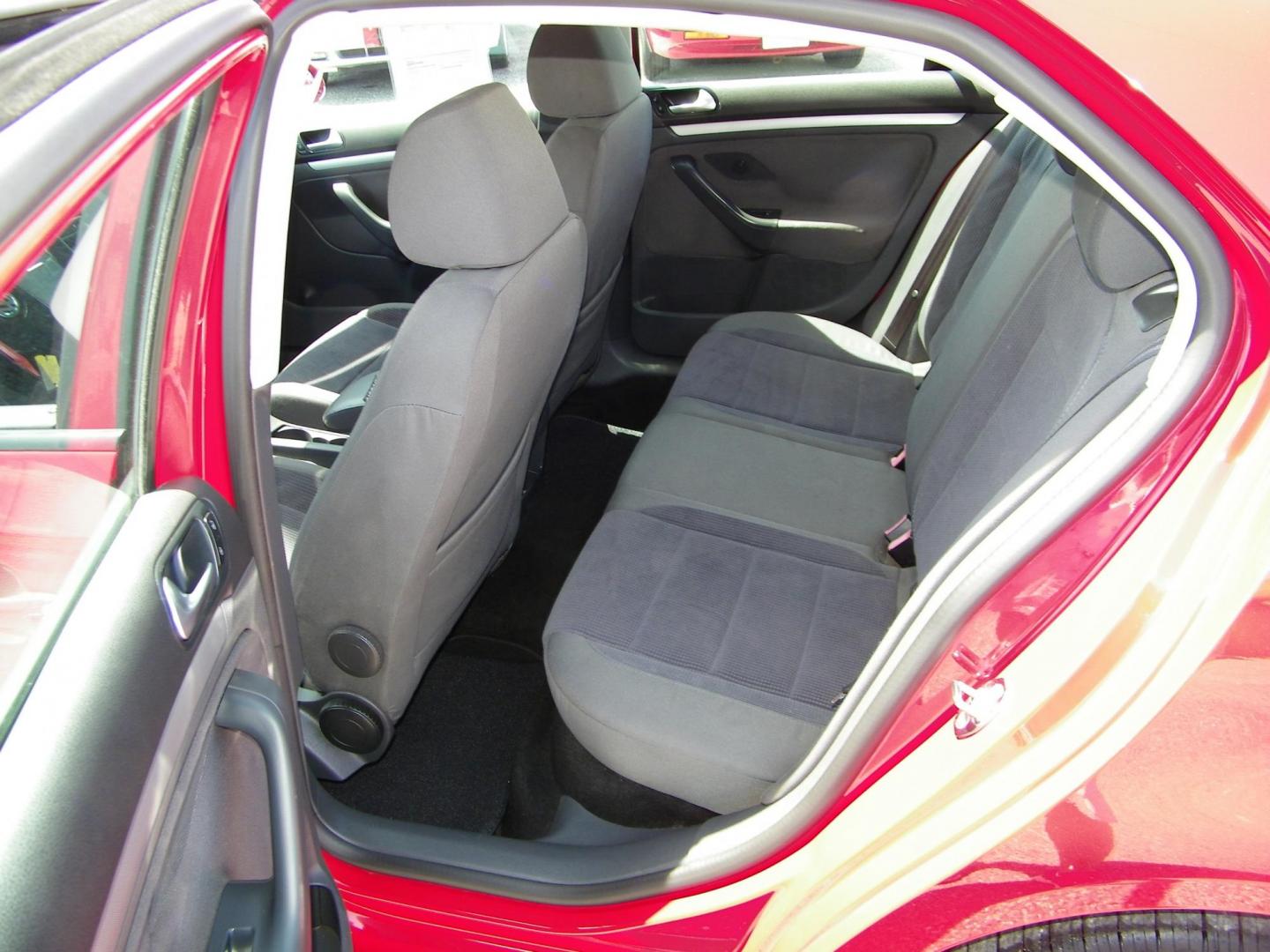 2007 Red /Black Volkswagen New Jetta Value Edition 2.5L (3VWPF71K57M) with an 2.5L L5 DOHC 20V engine, 5-Speed Manual Overdrive transmission, located at 4000 Bee Ridge Road, Sarasota, FL, 34233, (941) 926-0300, 27.298664, -82.489151 - Photo#10