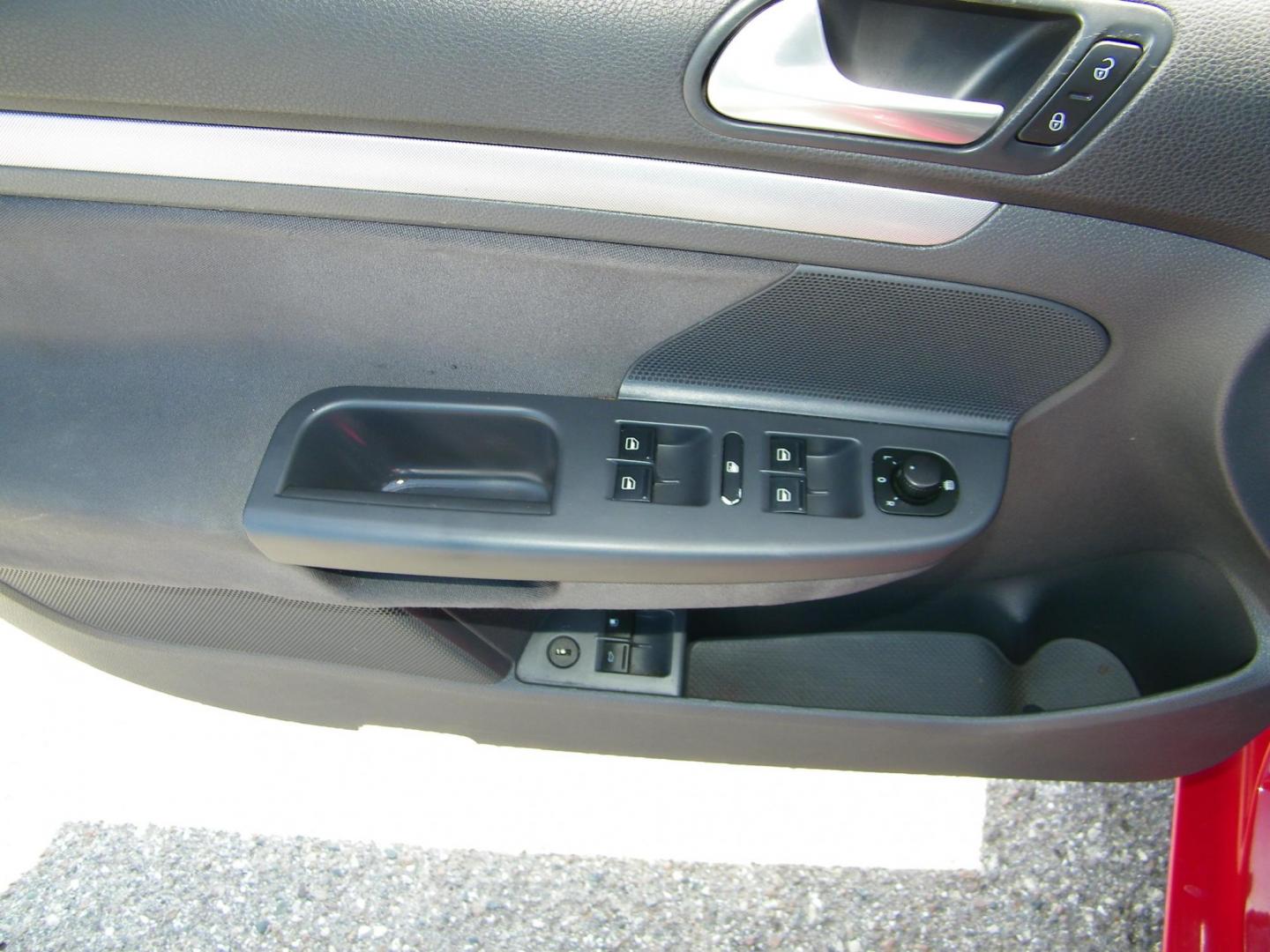 2007 Red /Black Volkswagen New Jetta Value Edition 2.5L (3VWPF71K57M) with an 2.5L L5 DOHC 20V engine, 5-Speed Manual Overdrive transmission, located at 4000 Bee Ridge Road, Sarasota, FL, 34233, (941) 926-0300, 27.298664, -82.489151 - Photo#15