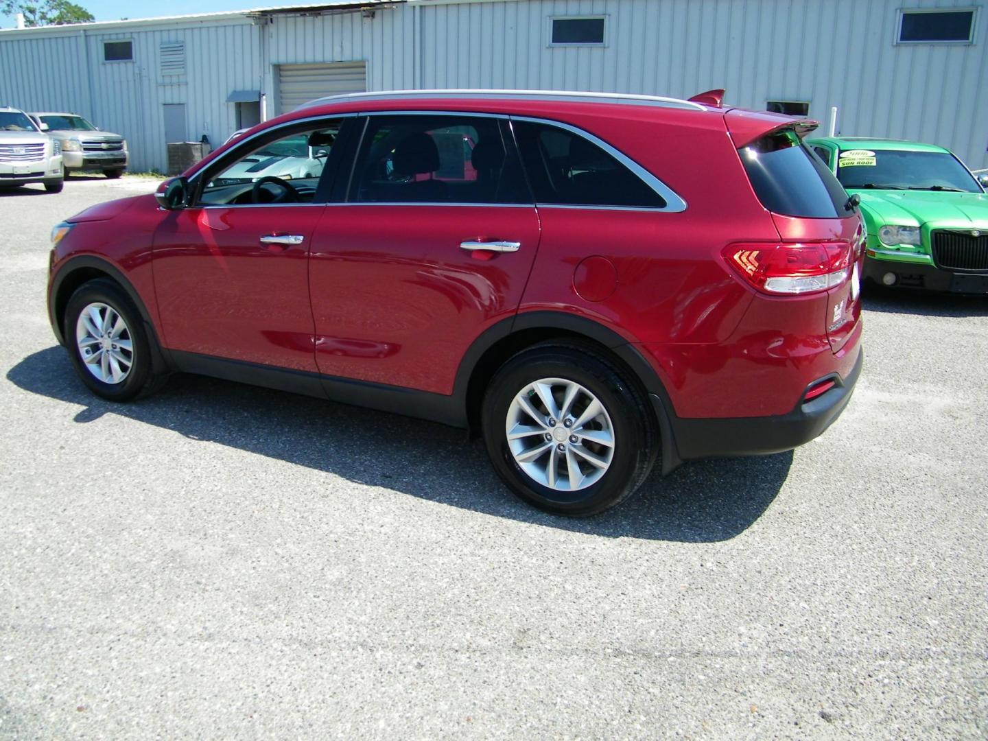 2018 Red /Black Kia Sorento LX 2WD (5XYPG4A36JG) with an 2.4L L4 DOHC 16V engine, 6A transmission, located at 4000 Bee Ridge Road, Sarasota, FL, 34233, (941) 926-0300, 27.298664, -82.489151 - Photo#3
