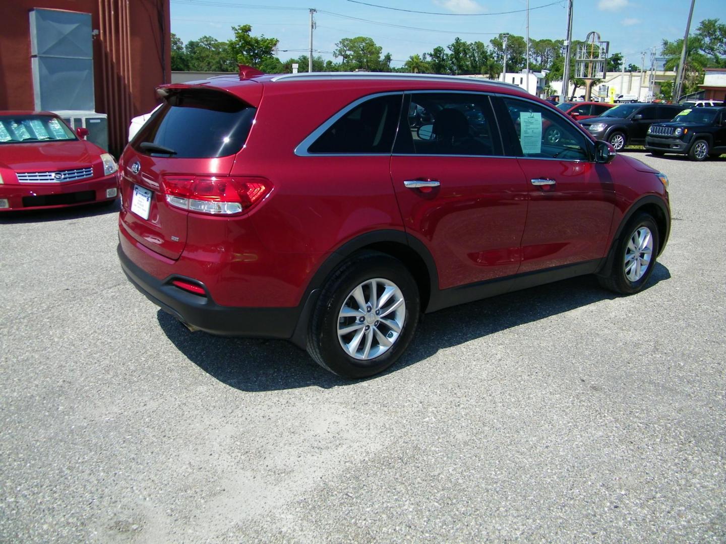 2018 Red /Black Kia Sorento LX 2WD (5XYPG4A36JG) with an 2.4L L4 DOHC 16V engine, 6A transmission, located at 4000 Bee Ridge Road, Sarasota, FL, 34233, (941) 926-0300, 27.298664, -82.489151 - Photo#5