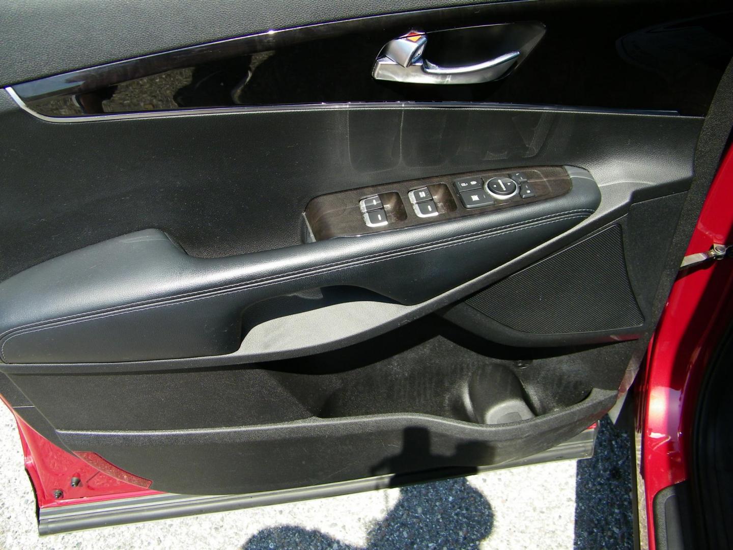 2018 Red /Black Kia Sorento LX 2WD (5XYPG4A36JG) with an 2.4L L4 DOHC 16V engine, 6A transmission, located at 4000 Bee Ridge Road, Sarasota, FL, 34233, (941) 926-0300, 27.298664, -82.489151 - Photo#15