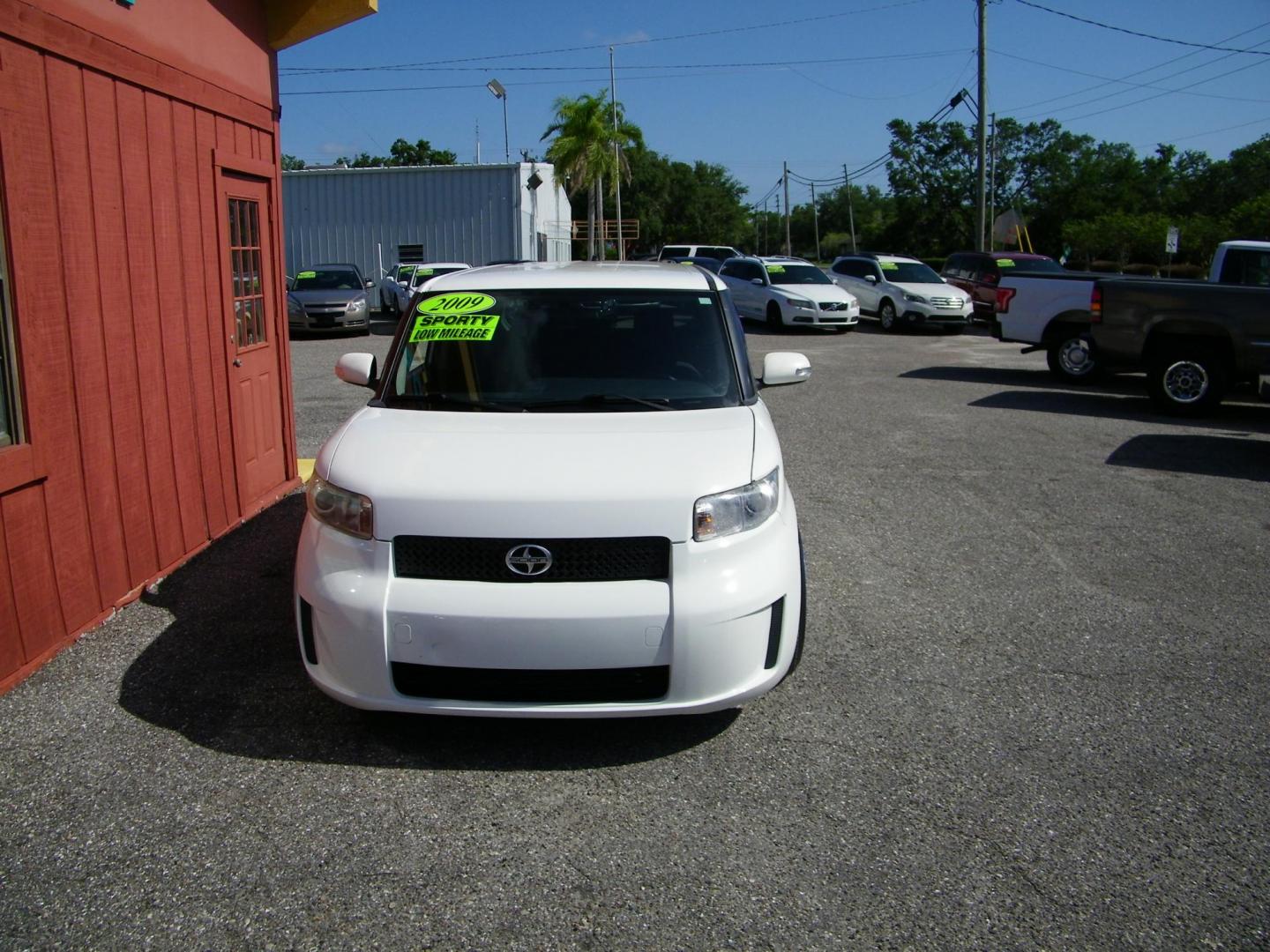 2009 White /Black Scion xB Wagon (JTLKE50E791) with an 2.4L L4 DOHC 16V engine, Automatic transmission, located at 4000 Bee Ridge Road, Sarasota, FL, 34233, (941) 926-0300, 27.298664, -82.489151 - Photo#2