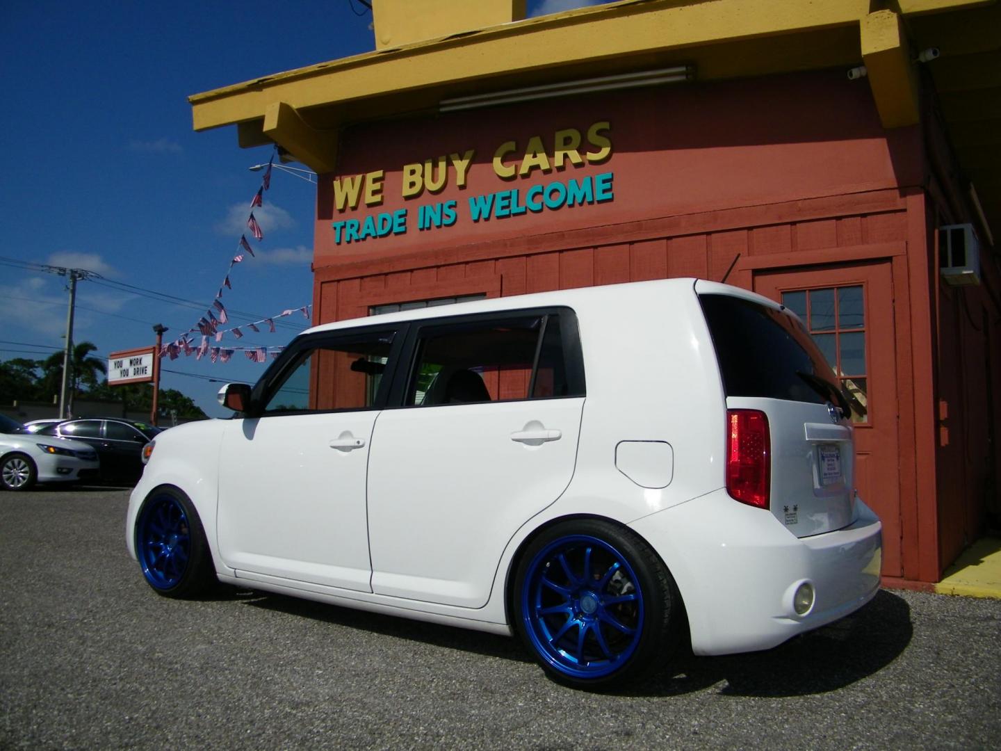 2009 White /Black Scion xB Wagon (JTLKE50E791) with an 2.4L L4 DOHC 16V engine, Automatic transmission, located at 4000 Bee Ridge Road, Sarasota, FL, 34233, (941) 926-0300, 27.298664, -82.489151 - Photo#3