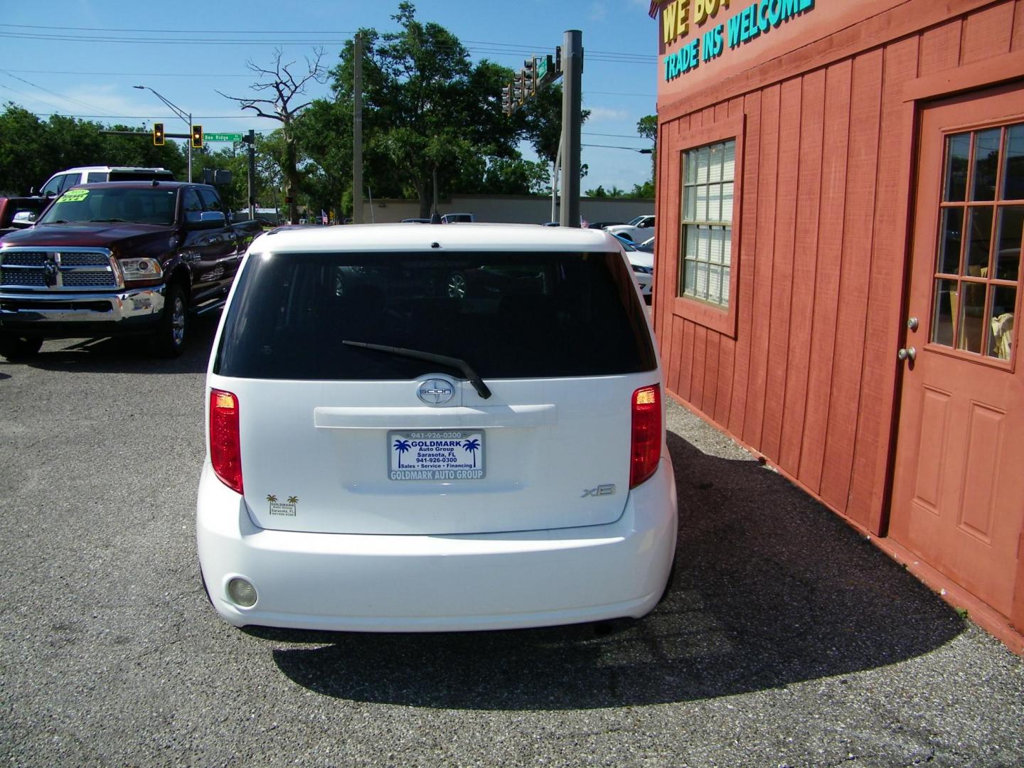 2009 White /Black Scion xB Wagon (JTLKE50E791) with an 2.4L L4 DOHC 16V engine, Automatic transmission, located at 4000 Bee Ridge Road, Sarasota, FL, 34233, (941) 926-0300, 27.298664, -82.489151 - Photo#4