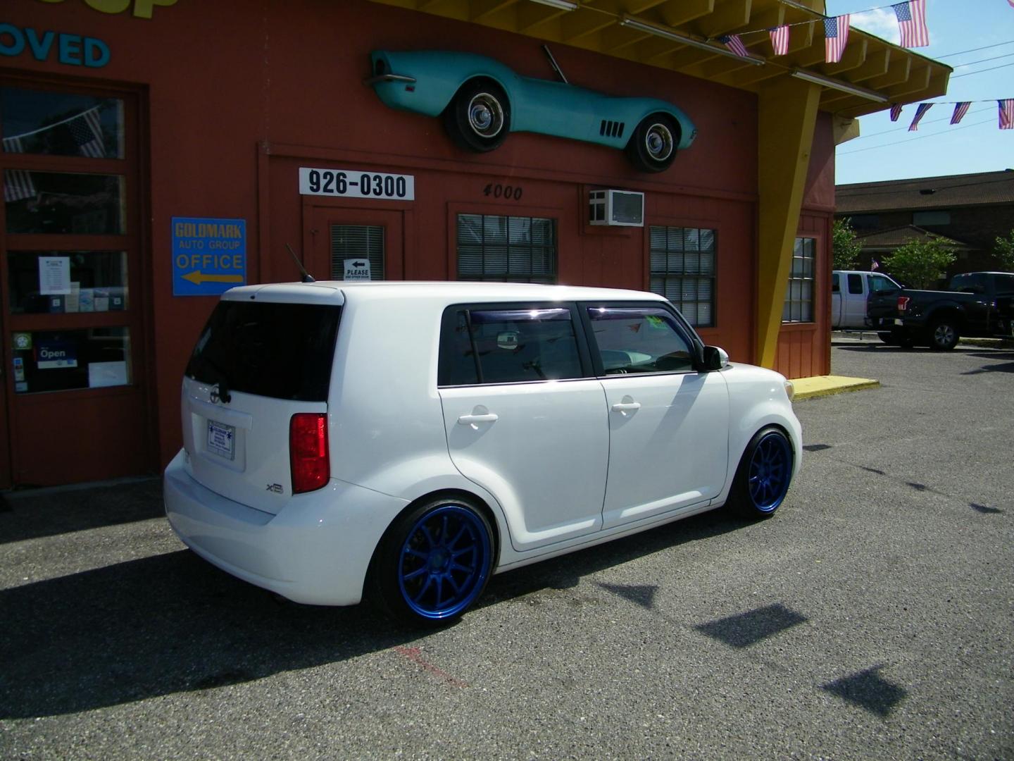 2009 White /Black Scion xB Wagon (JTLKE50E791) with an 2.4L L4 DOHC 16V engine, Automatic transmission, located at 4000 Bee Ridge Road, Sarasota, FL, 34233, (941) 926-0300, 27.298664, -82.489151 - Photo#5