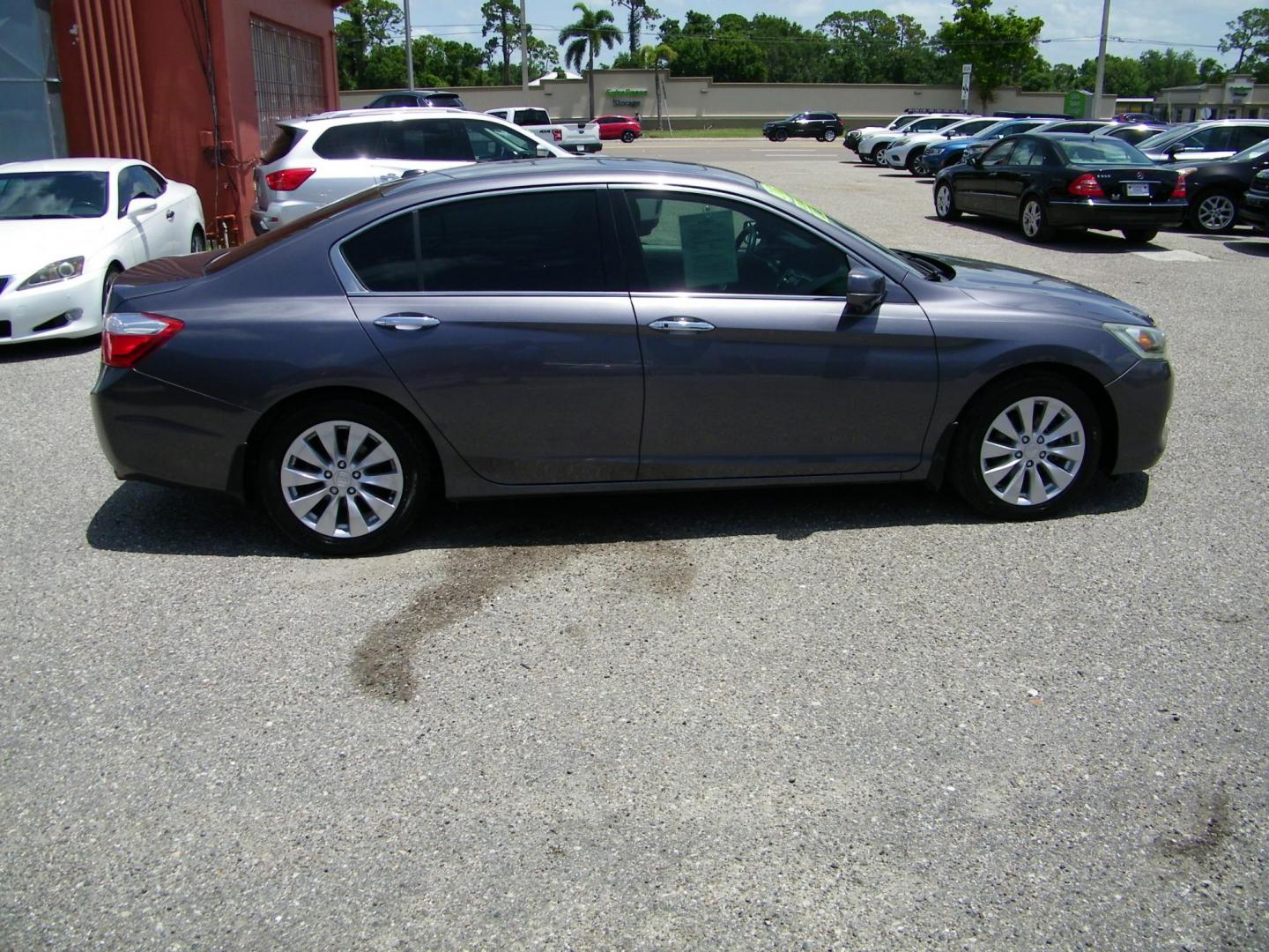 2013 Gray /Gray Honda Accord EX-L V6 Sedan AT (1HGCR3F89DA) with an 3.5L V6 SOHC 24V engine, 6-Speed Automatic transmission, located at 4000 Bee Ridge Road, Sarasota, FL, 34233, (941) 926-0300, 27.298664, -82.489151 - Photo#6