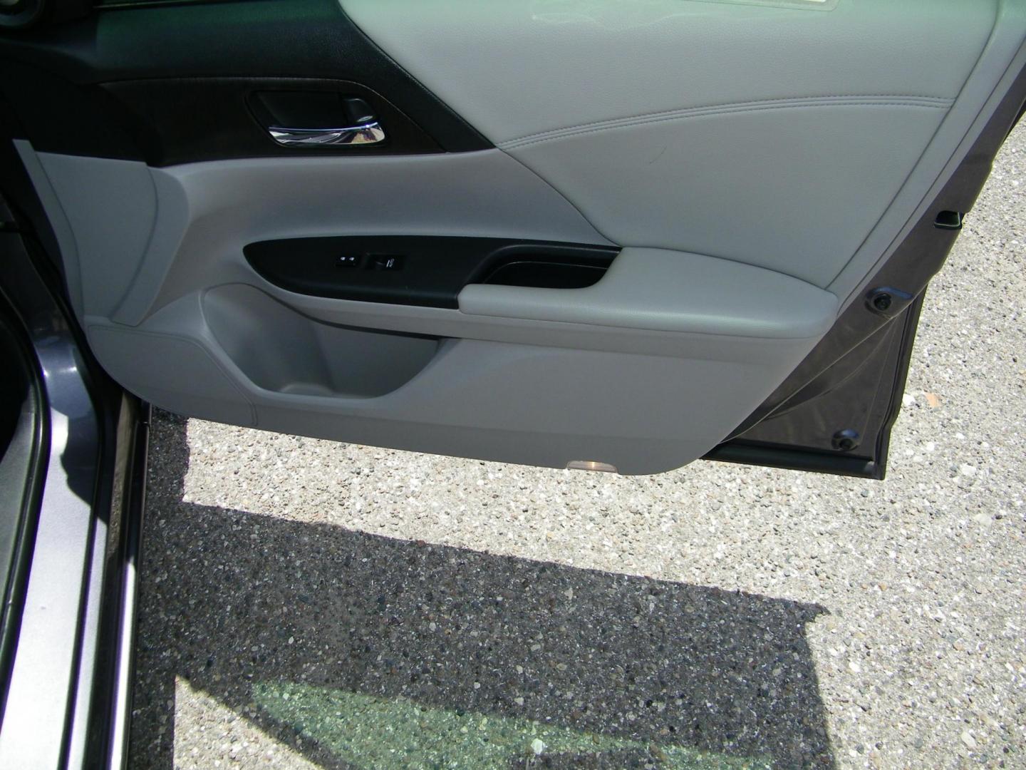 2013 Gray /Gray Honda Accord EX-L V6 Sedan AT (1HGCR3F89DA) with an 3.5L V6 SOHC 24V engine, 6-Speed Automatic transmission, located at 4000 Bee Ridge Road, Sarasota, FL, 34233, (941) 926-0300, 27.298664, -82.489151 - Photo#14