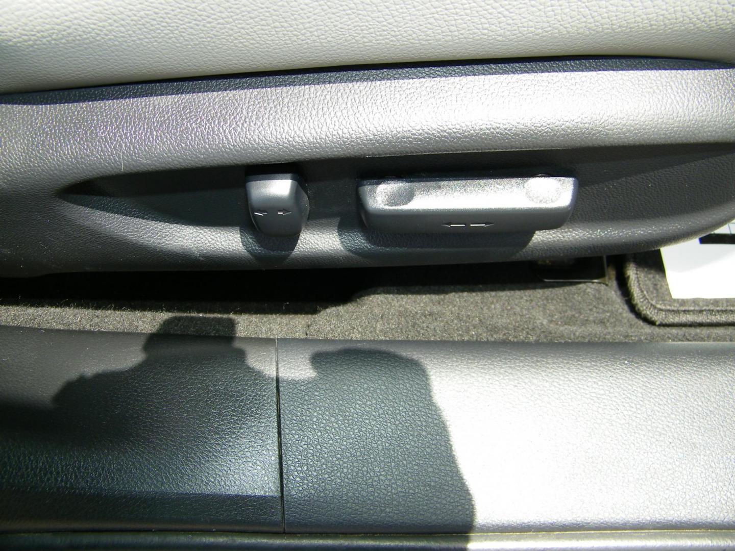 2013 Gray /Gray Honda Accord EX-L V6 Sedan AT (1HGCR3F89DA) with an 3.5L V6 SOHC 24V engine, 6-Speed Automatic transmission, located at 4000 Bee Ridge Road, Sarasota, FL, 34233, (941) 926-0300, 27.298664, -82.489151 - Photo#15