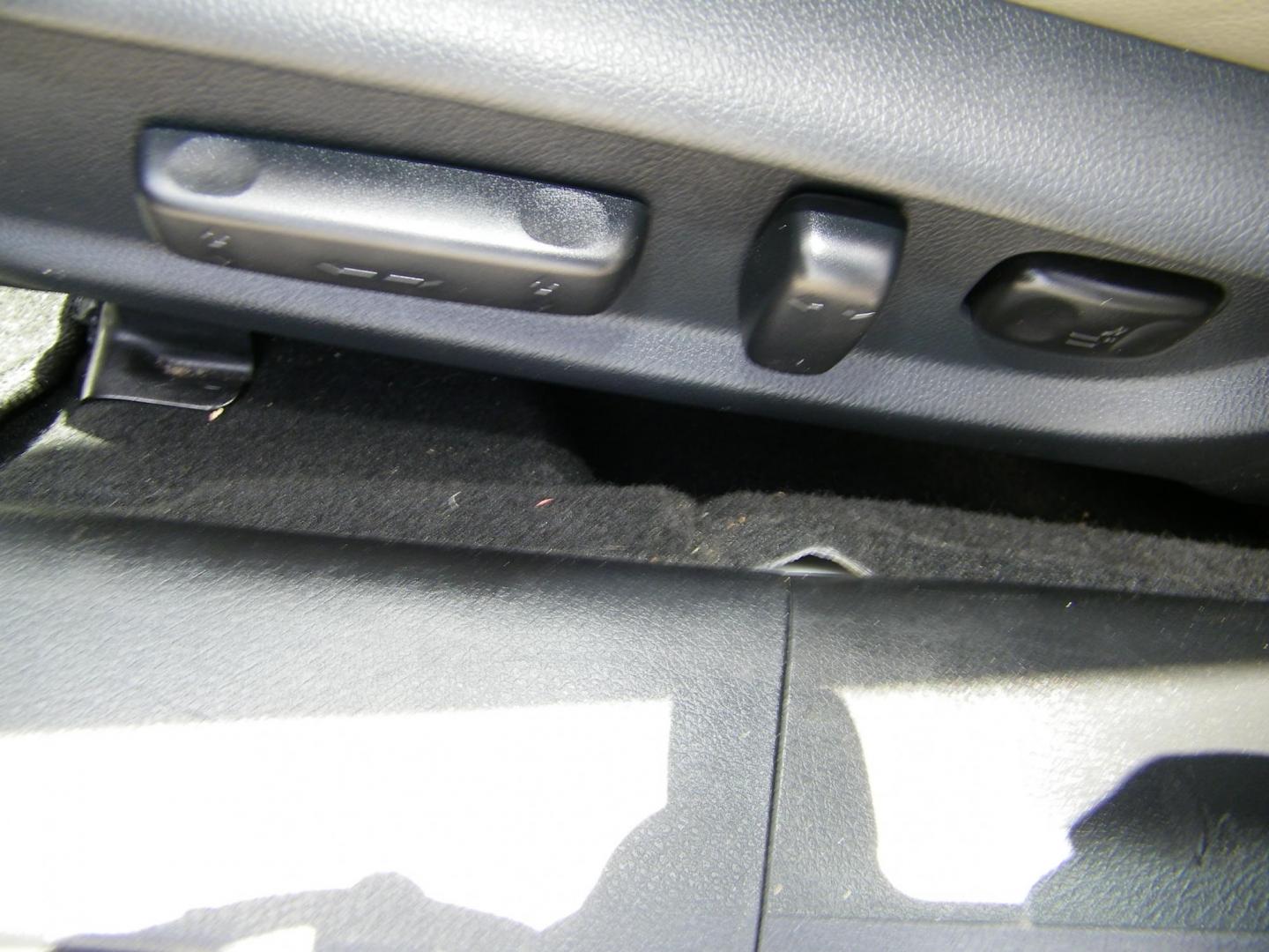 2013 Gray /Gray Honda Accord EX-L V6 Sedan AT (1HGCR3F89DA) with an 3.5L V6 SOHC 24V engine, 6-Speed Automatic transmission, located at 4000 Bee Ridge Road, Sarasota, FL, 34233, (941) 926-0300, 27.298664, -82.489151 - Photo#17