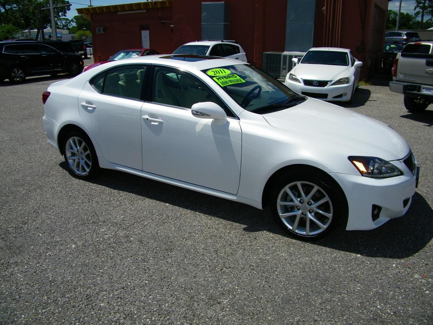 2011 White /Beige Lexus IS IS 250 AWD (JTHCF5C25B5) with an 2.5L V6 24V DOHC engine, 6-Speed Automatic transmission, located at 4000 Bee Ridge Road, Sarasota, FL, 34233, (941) 926-0300, 27.298664, -82.489151 - Photo#7