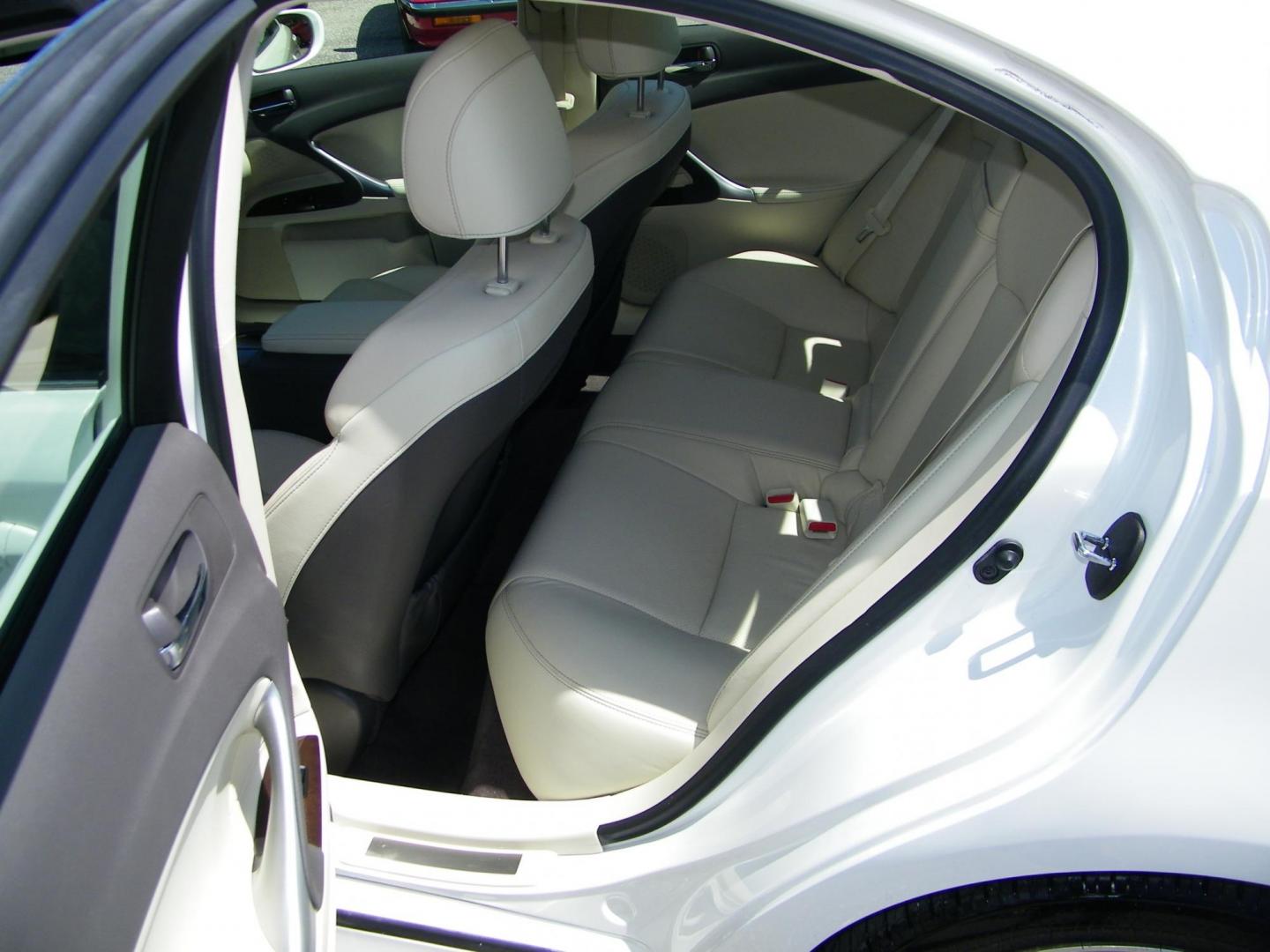 2011 White /Beige Lexus IS IS 250 AWD (JTHCF5C25B5) with an 2.5L V6 24V DOHC engine, 6-Speed Automatic transmission, located at 4000 Bee Ridge Road, Sarasota, FL, 34233, (941) 926-0300, 27.298664, -82.489151 - Photo#11