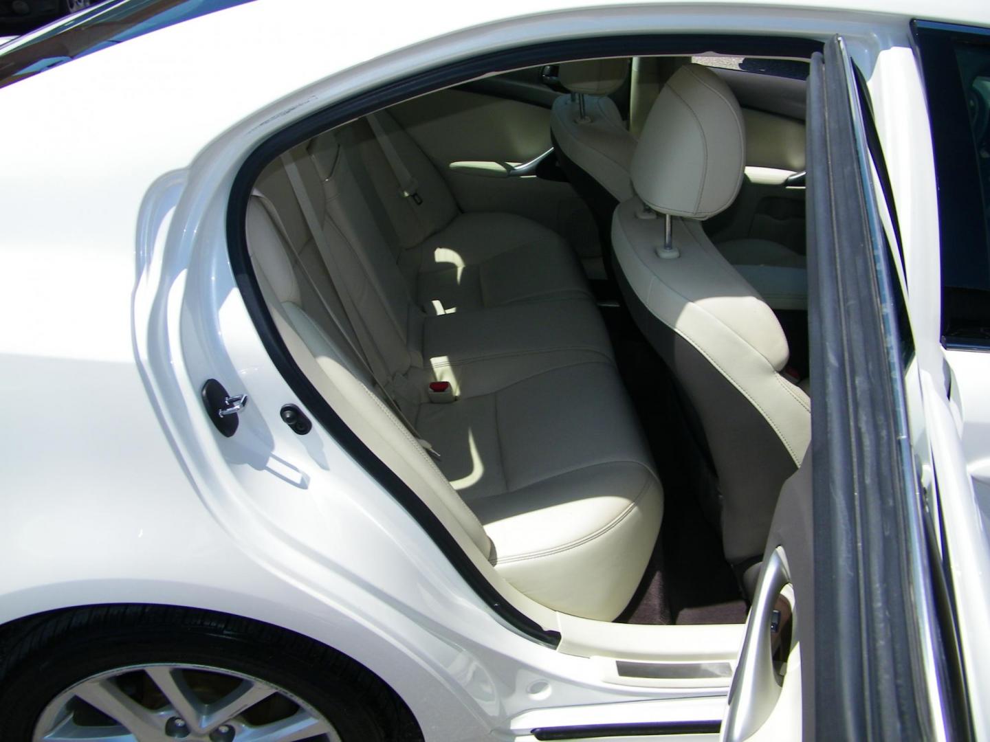 2011 White /Beige Lexus IS IS 250 AWD (JTHCF5C25B5) with an 2.5L V6 24V DOHC engine, 6-Speed Automatic transmission, located at 4000 Bee Ridge Road, Sarasota, FL, 34233, (941) 926-0300, 27.298664, -82.489151 - Photo#13