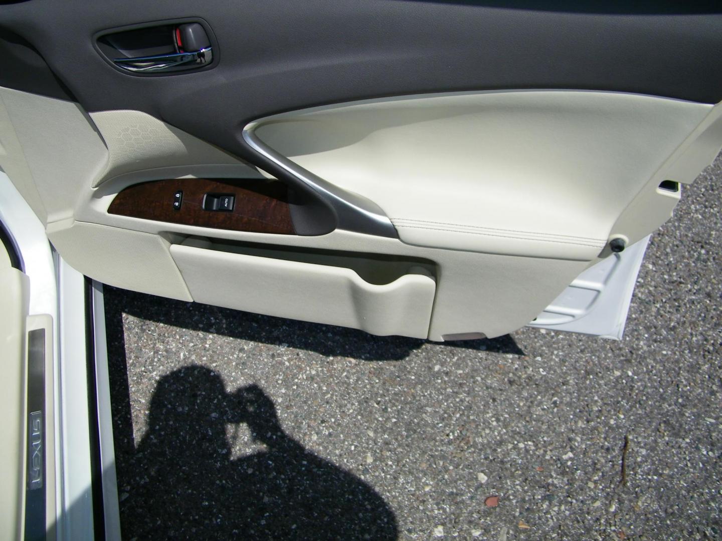 2011 White /Beige Lexus IS IS 250 AWD (JTHCF5C25B5) with an 2.5L V6 24V DOHC engine, 6-Speed Automatic transmission, located at 4000 Bee Ridge Road, Sarasota, FL, 34233, (941) 926-0300, 27.298664, -82.489151 - Photo#14