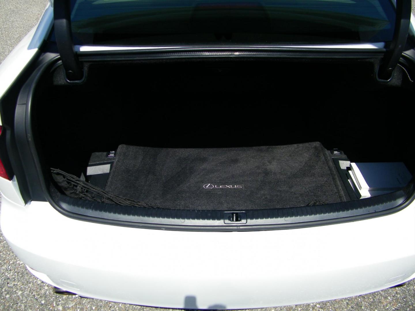 2011 White /Beige Lexus IS IS 250 AWD (JTHCF5C25B5) with an 2.5L V6 24V DOHC engine, 6-Speed Automatic transmission, located at 4000 Bee Ridge Road, Sarasota, FL, 34233, (941) 926-0300, 27.298664, -82.489151 - Photo#12