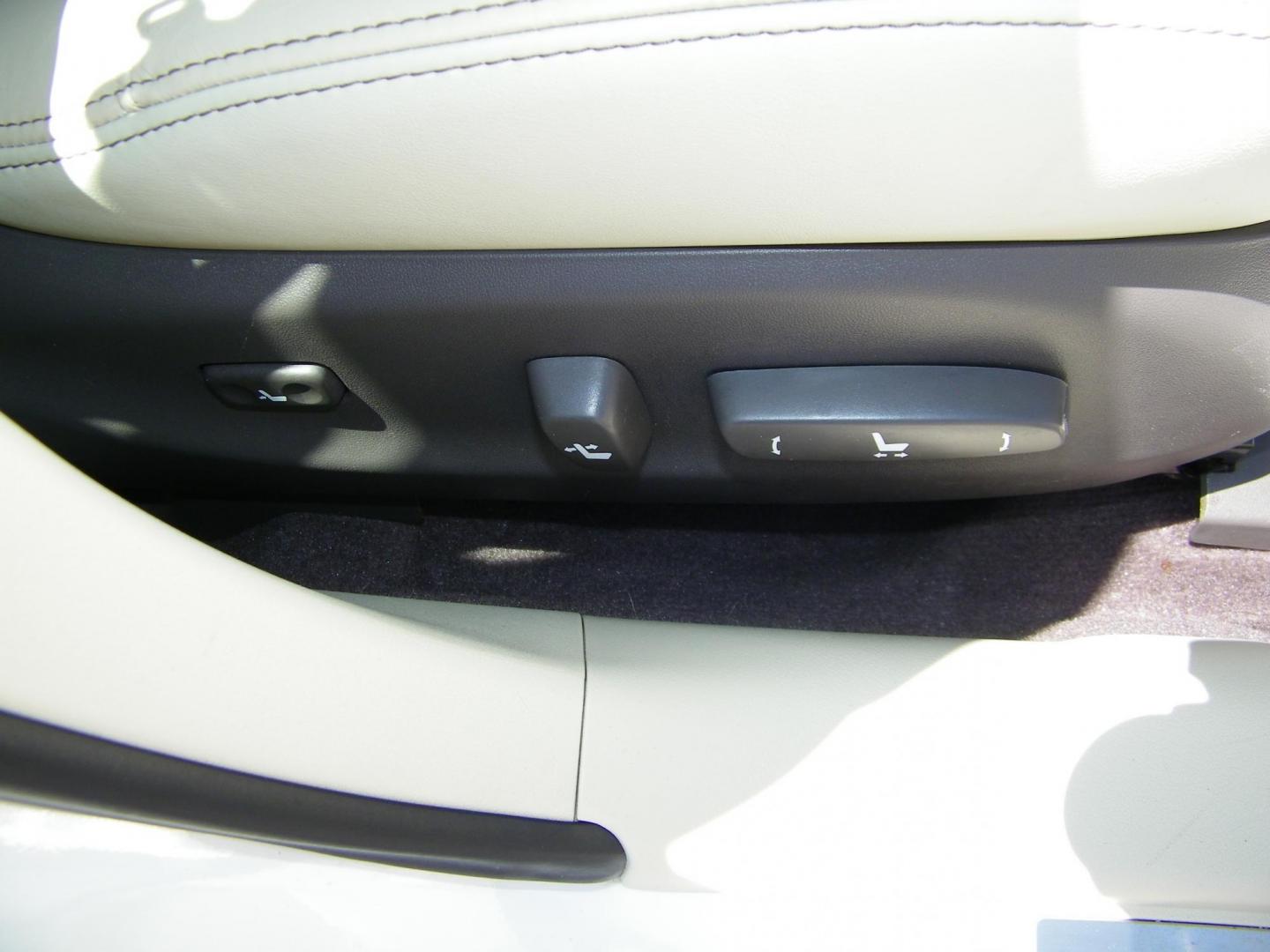 2011 White /Beige Lexus IS IS 250 AWD (JTHCF5C25B5) with an 2.5L V6 24V DOHC engine, 6-Speed Automatic transmission, located at 4000 Bee Ridge Road, Sarasota, FL, 34233, (941) 926-0300, 27.298664, -82.489151 - Photo#16