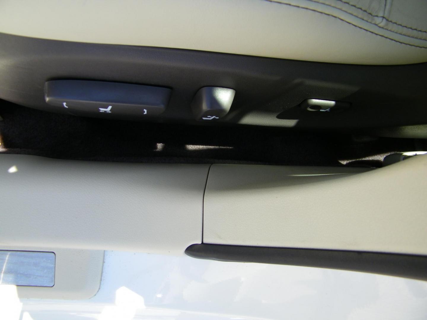 2011 White /Beige Lexus IS IS 250 AWD (JTHCF5C25B5) with an 2.5L V6 24V DOHC engine, 6-Speed Automatic transmission, located at 4000 Bee Ridge Road, Sarasota, FL, 34233, (941) 926-0300, 27.298664, -82.489151 - Photo#18