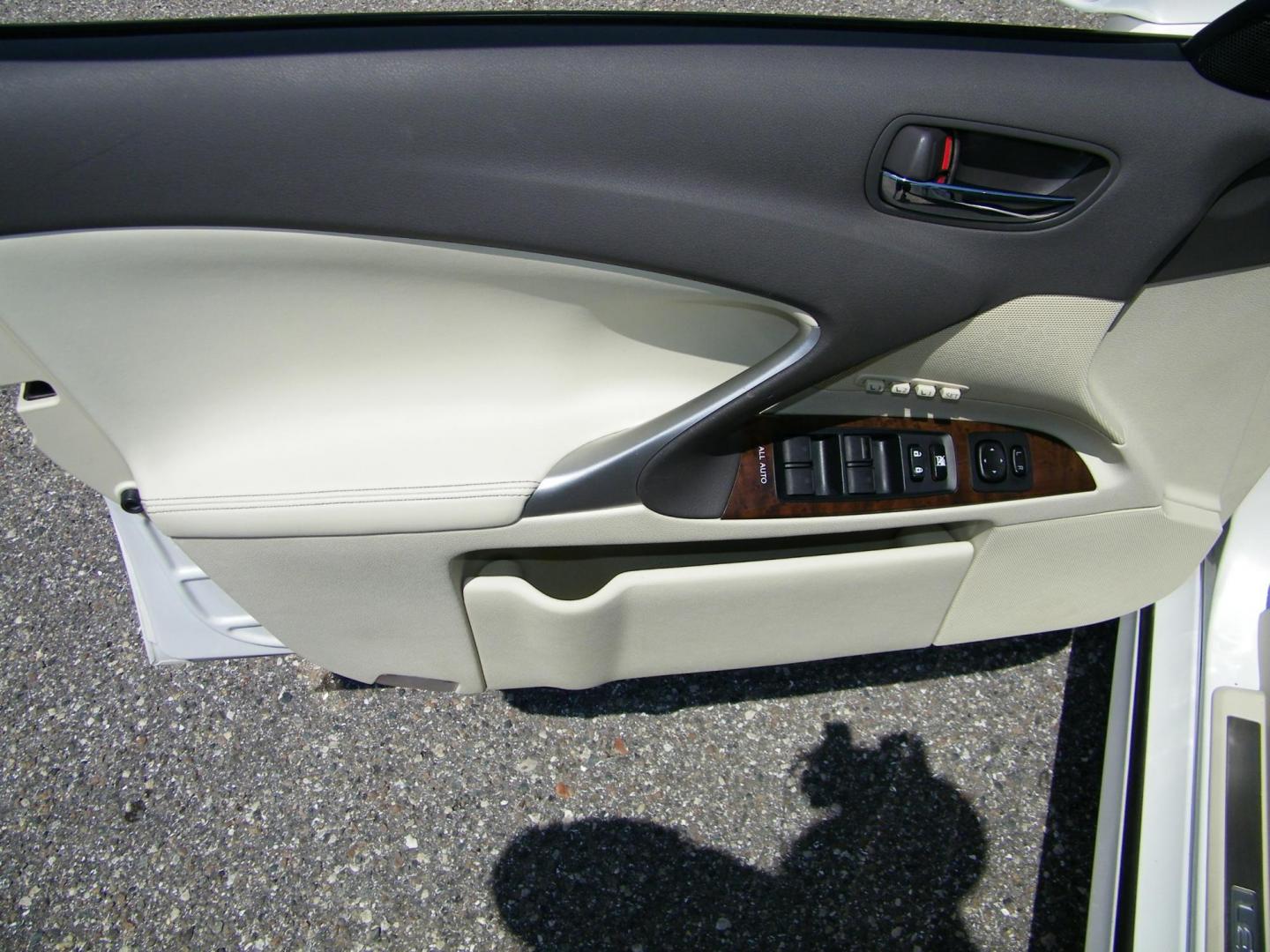 2011 White /Beige Lexus IS IS 250 AWD (JTHCF5C25B5) with an 2.5L V6 24V DOHC engine, 6-Speed Automatic transmission, located at 4000 Bee Ridge Road, Sarasota, FL, 34233, (941) 926-0300, 27.298664, -82.489151 - Photo#17