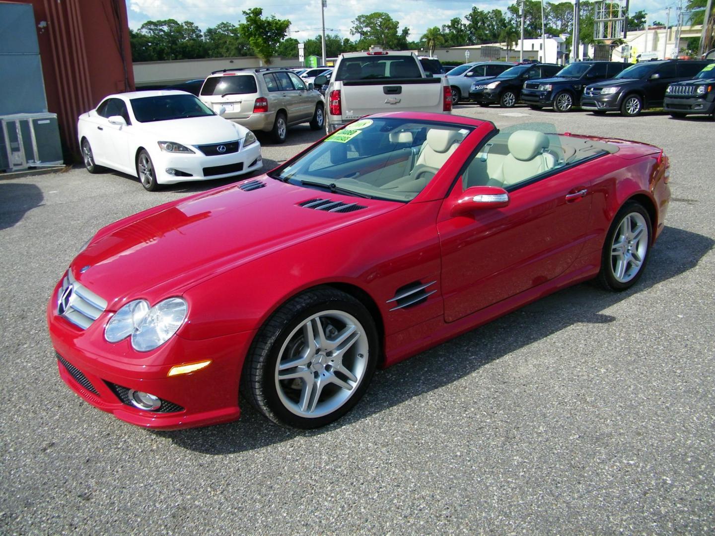 2008 Red /Beige Mercedes-Benz SL-Class SL550 (WDBSK71F98F) with an 5.5L V8 DOHC 32V engine, 7-Speed Automatic Overdrive transmission, located at 4000 Bee Ridge Road, Sarasota, FL, 34233, (941) 926-0300, 27.298664, -82.489151 - Photo#0