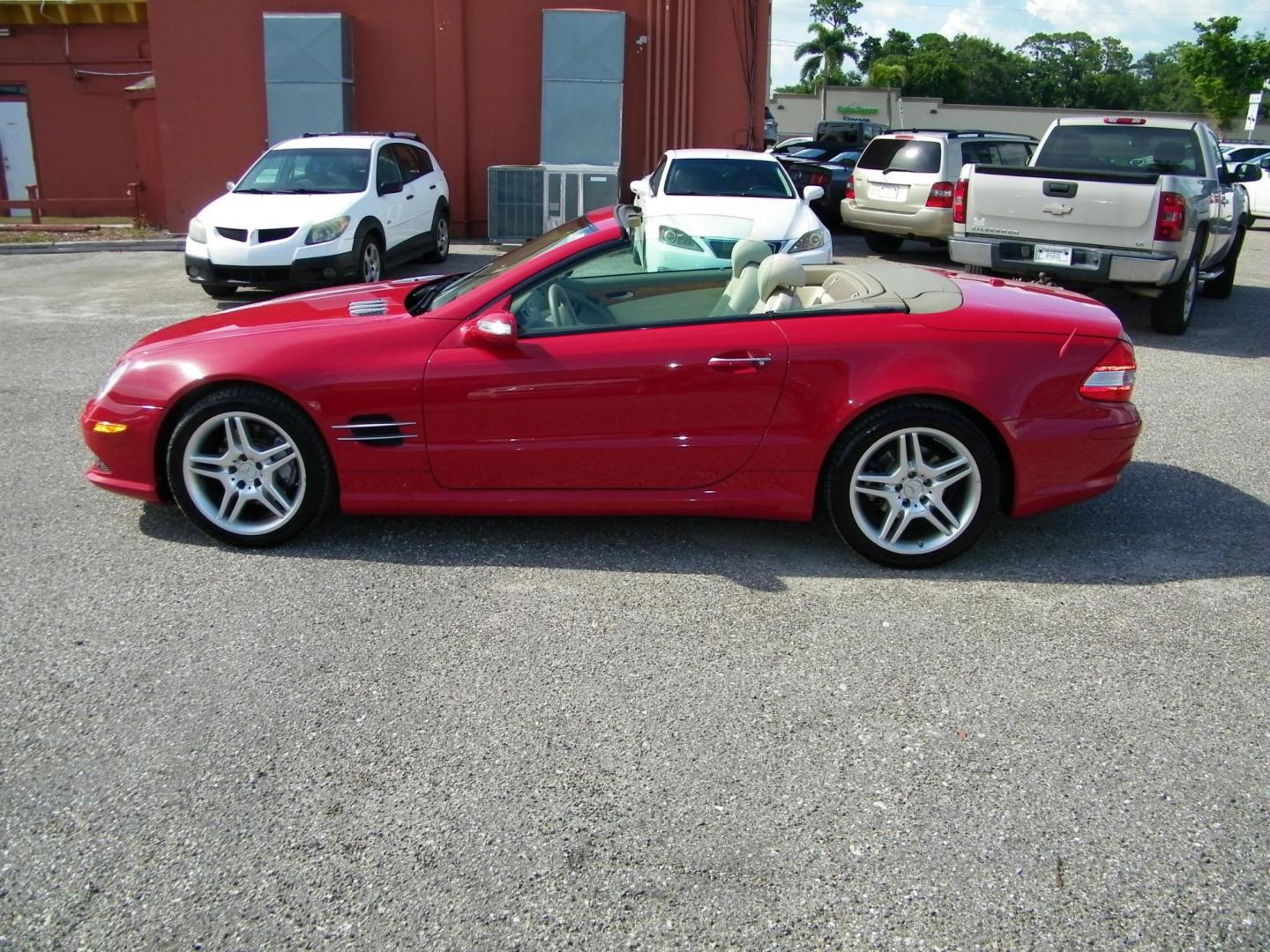 2008 Red /Beige Mercedes-Benz SL-Class SL550 (WDBSK71F98F) with an 5.5L V8 DOHC 32V engine, 7-Speed Automatic Overdrive transmission, located at 4000 Bee Ridge Road, Sarasota, FL, 34233, (941) 926-0300, 27.298664, -82.489151 - Photo#2