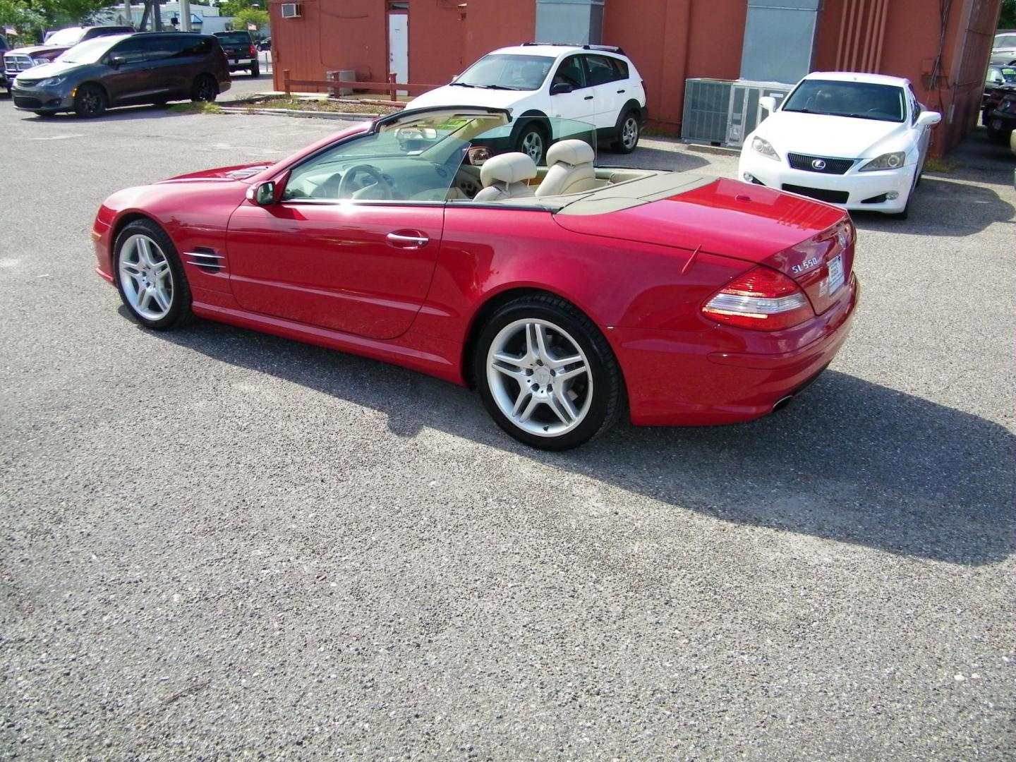 2008 Red /Beige Mercedes-Benz SL-Class SL550 (WDBSK71F98F) with an 5.5L V8 DOHC 32V engine, 7-Speed Automatic Overdrive transmission, located at 4000 Bee Ridge Road, Sarasota, FL, 34233, (941) 926-0300, 27.298664, -82.489151 - Photo#3