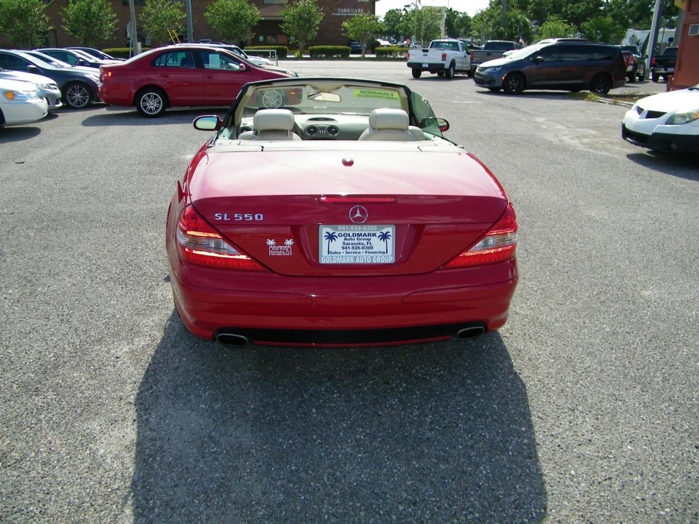 2008 Red /Beige Mercedes-Benz SL-Class SL550 (WDBSK71F98F) with an 5.5L V8 DOHC 32V engine, 7-Speed Automatic Overdrive transmission, located at 4000 Bee Ridge Road, Sarasota, FL, 34233, (941) 926-0300, 27.298664, -82.489151 - Photo#4