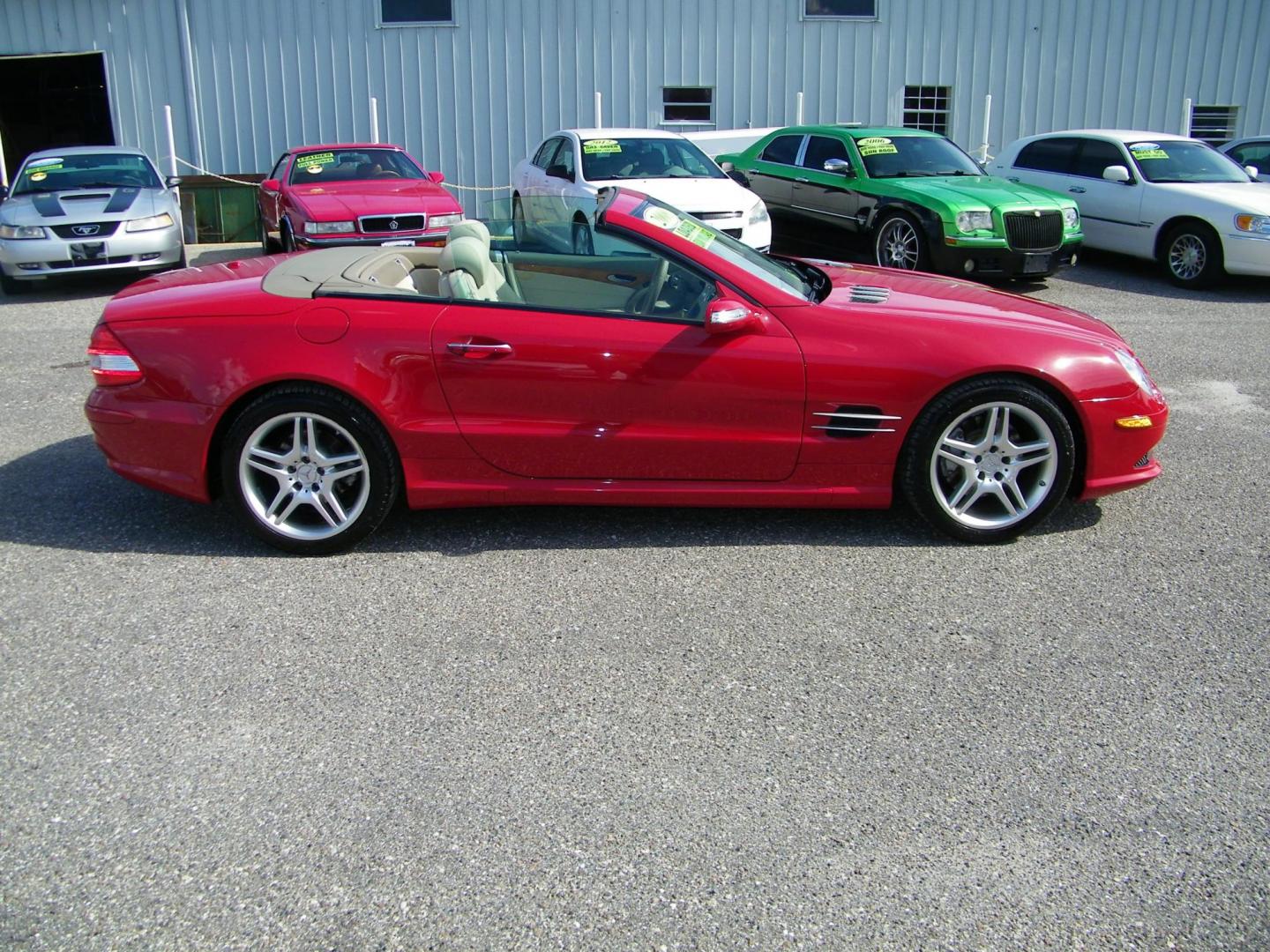 2008 Red /Beige Mercedes-Benz SL-Class SL550 (WDBSK71F98F) with an 5.5L V8 DOHC 32V engine, 7-Speed Automatic Overdrive transmission, located at 4000 Bee Ridge Road, Sarasota, FL, 34233, (941) 926-0300, 27.298664, -82.489151 - Photo#6
